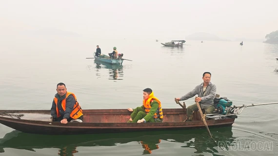 Anh Hà Ngọc Sơn (thôn Trung Sơn, xã Bảo Ái) nỗ lực hỗ trợ các lực lượng chức năng tìm kiếm người mất tích.