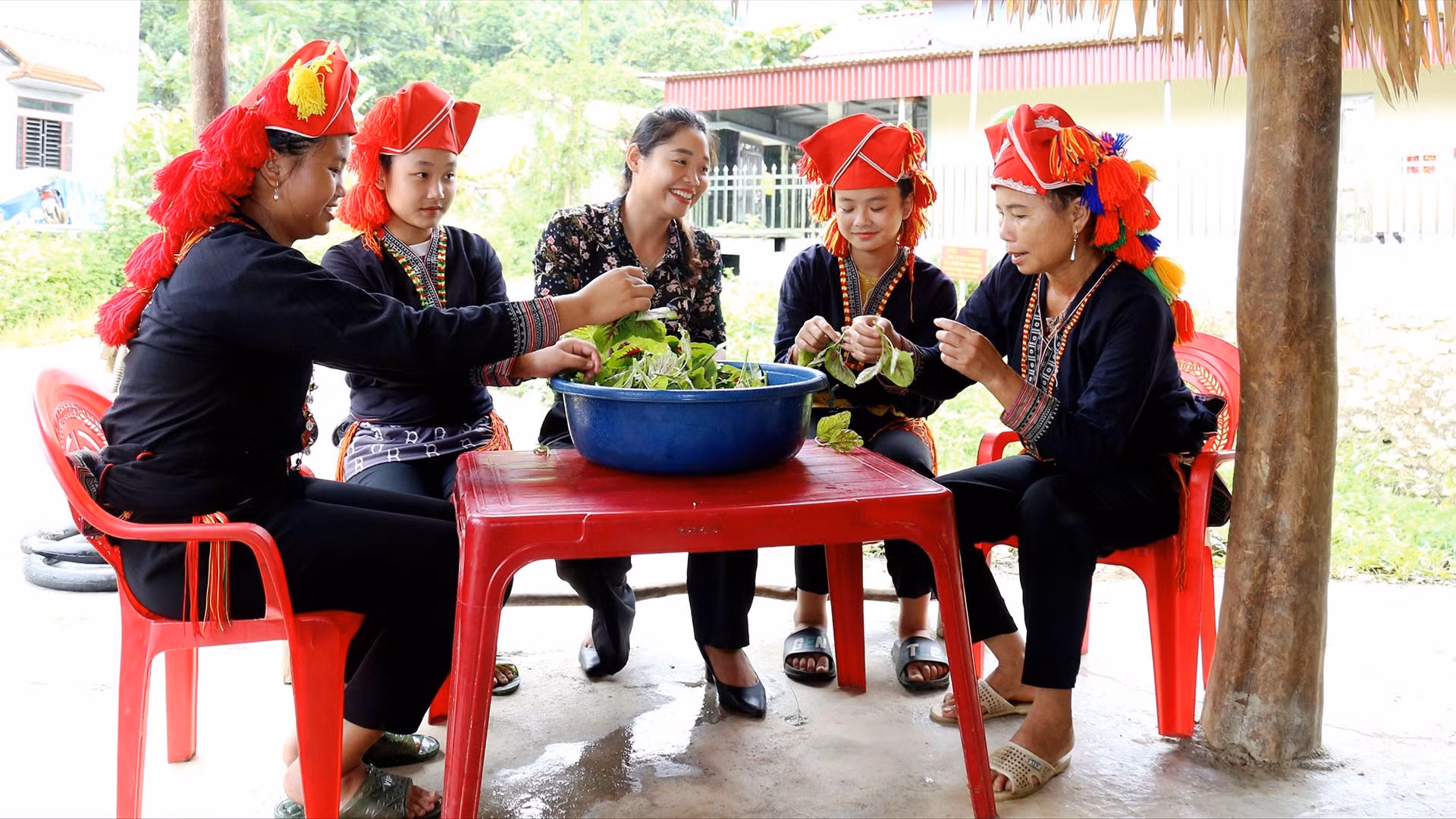 Lào Cai: Phụ nữ vùng cao sôi nổi tham gia hoạt động Dự án 8