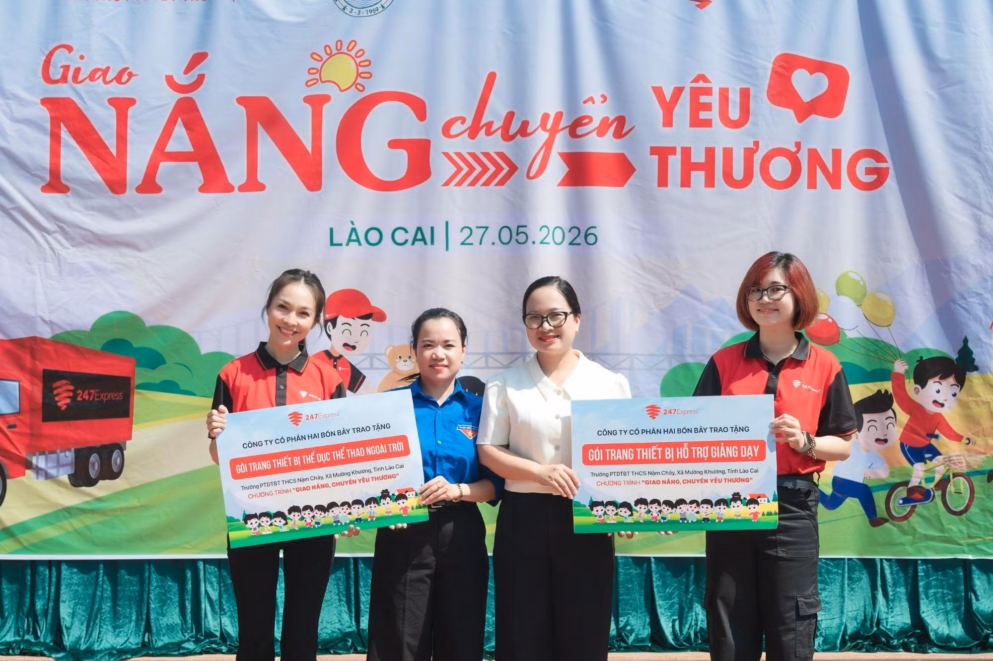 Chương trình "Giao Nắng Chuyển Yêu Thương" trao tặng quà tại Trường Phổ thông Dân tộc bán trú THCS Nậm Chảy.