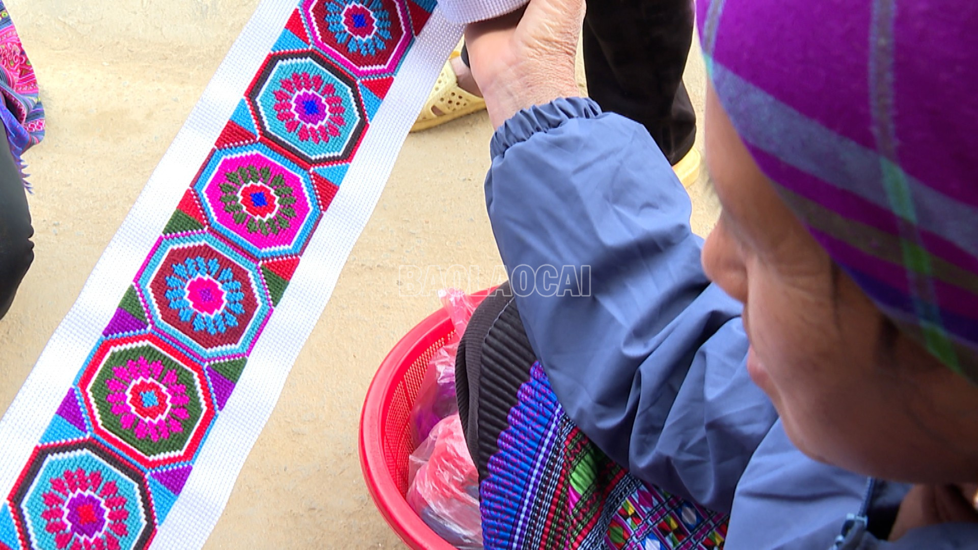 Những dải thổ cẩm phong phú hoạ tiết, màu sắc rực rỡ.