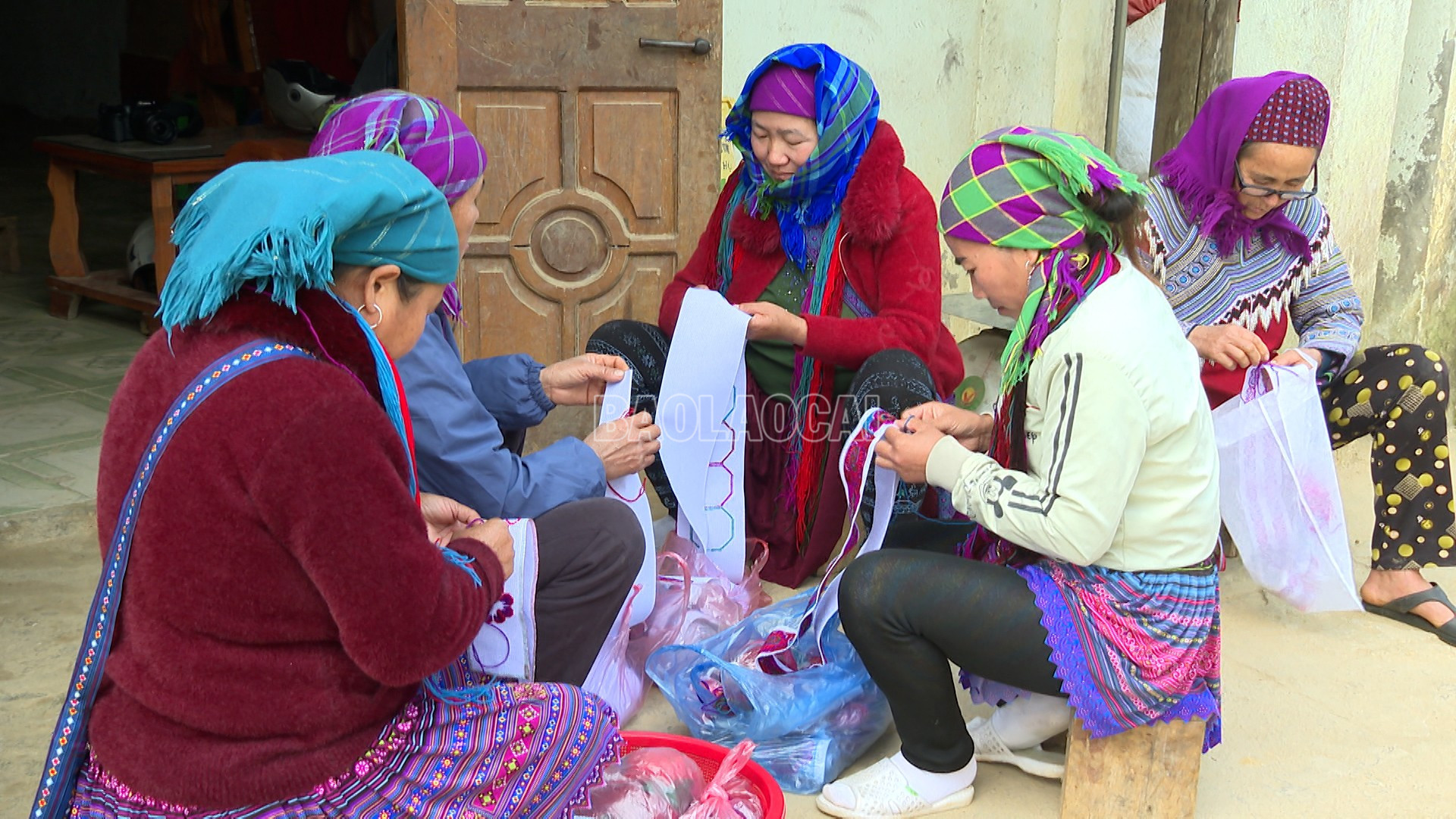 Các cô, các chị quây quần bên nhau thêu thổ cẩm.