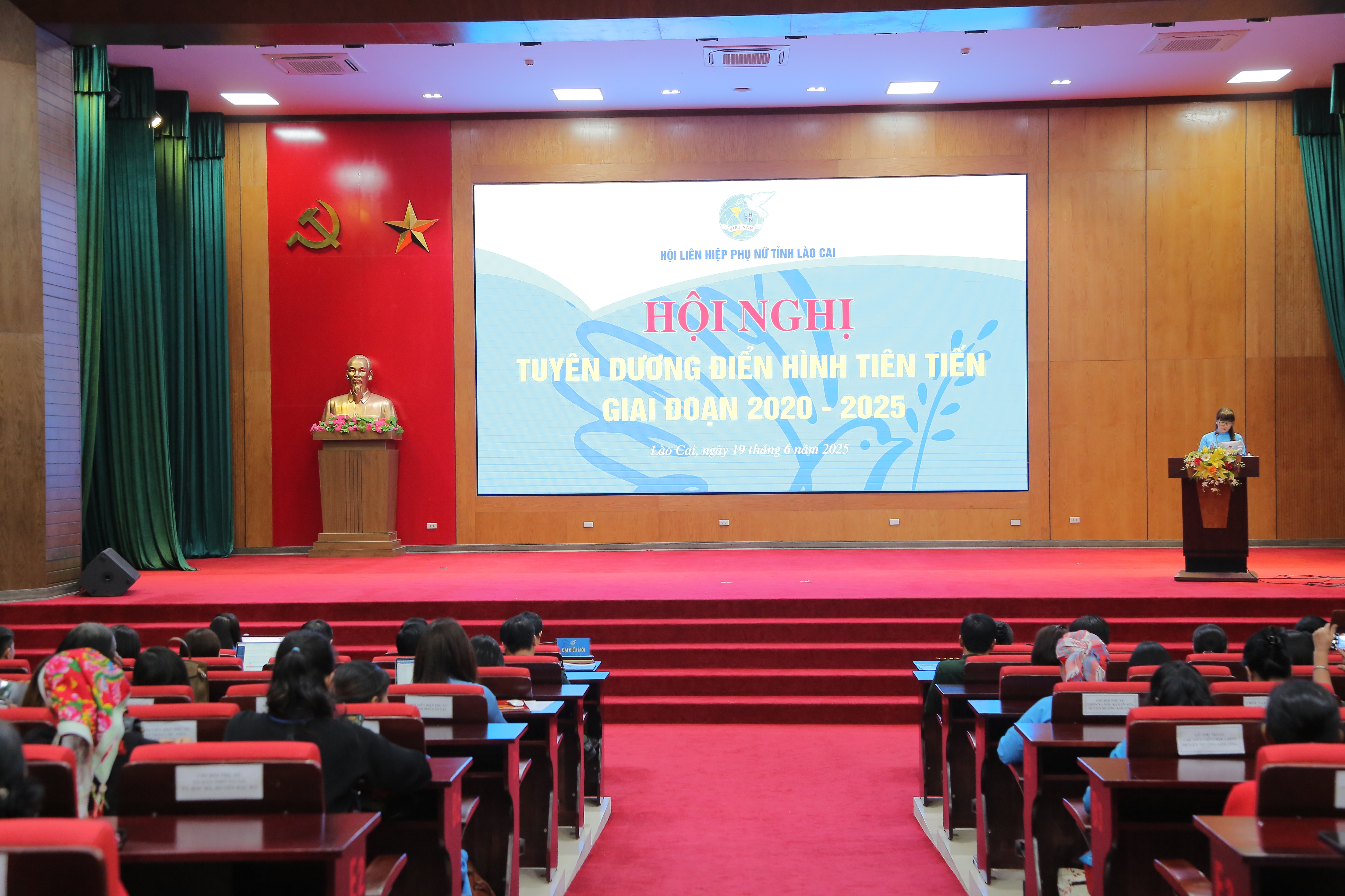 ទិដ្ឋភាពសន្និសីទ។ cici1386.jpg