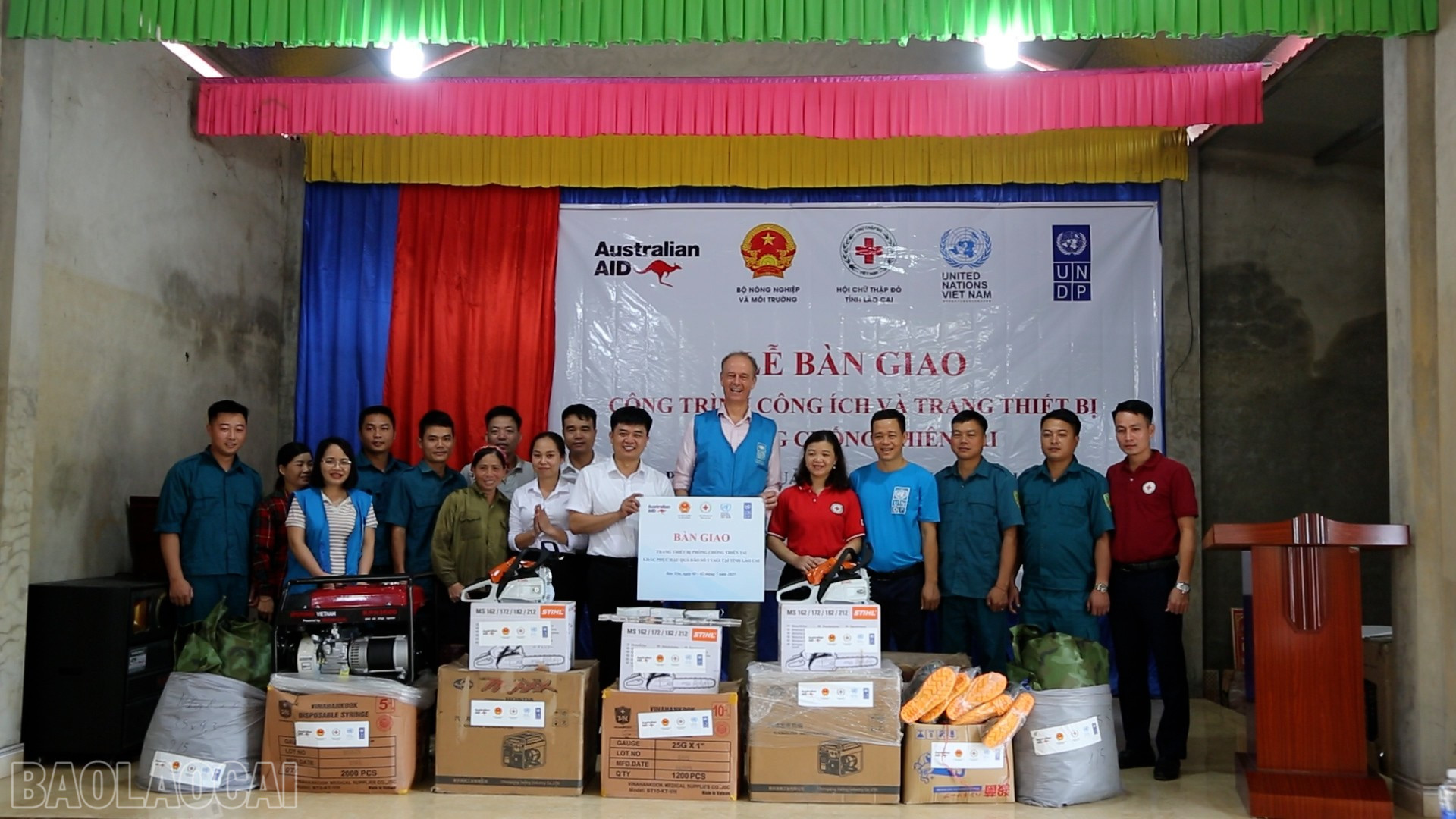 Ông Patrick Haverman (ở giữa) trao trang thiết bị cho xã Phúc Khánh baolaocai-bl_ban-giao.jpg