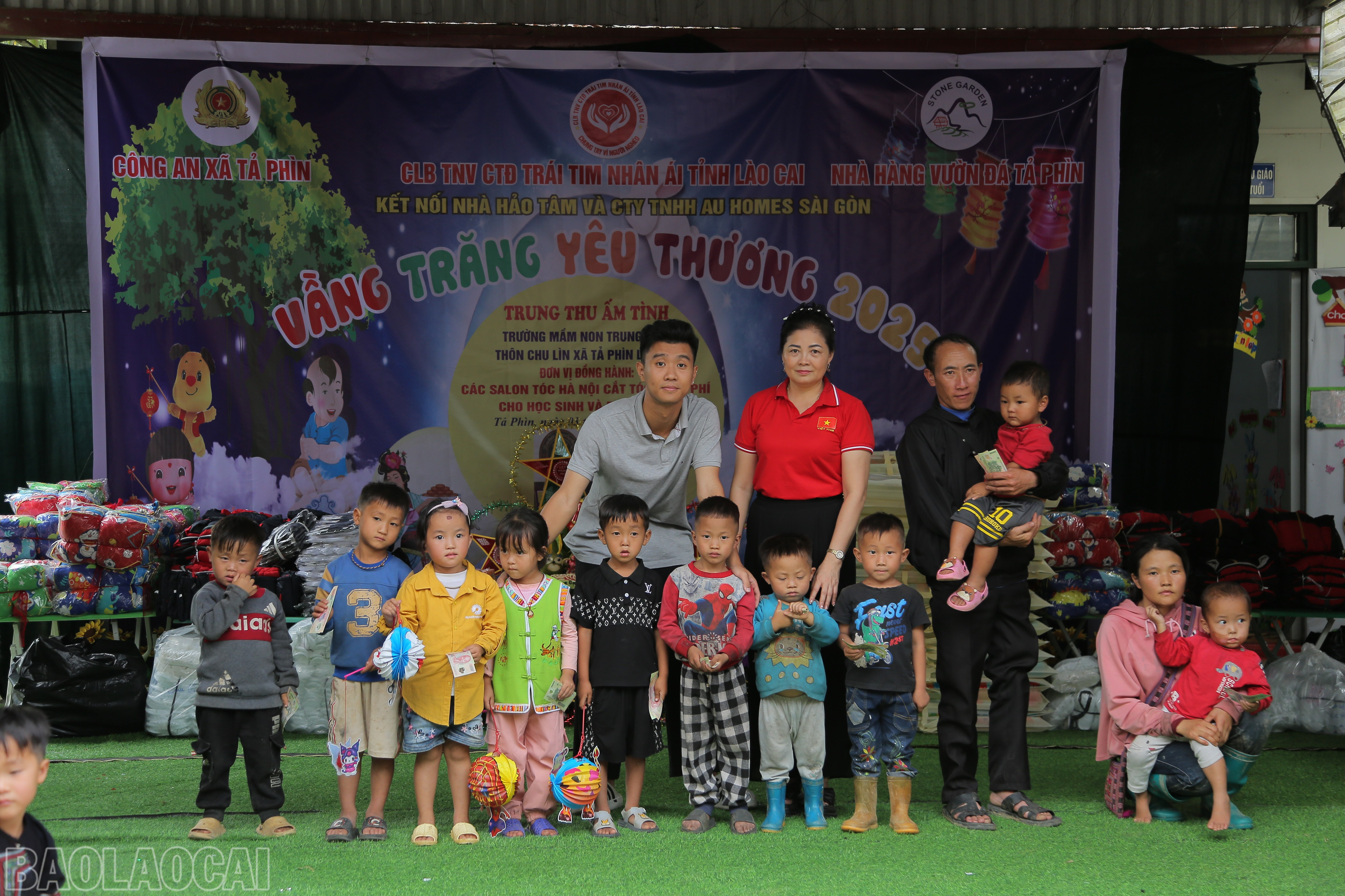 Trao học bổng cho 11 em học sinh có hoàn cảnh khó khăn baolaocai-bl_cici3613.jpg
