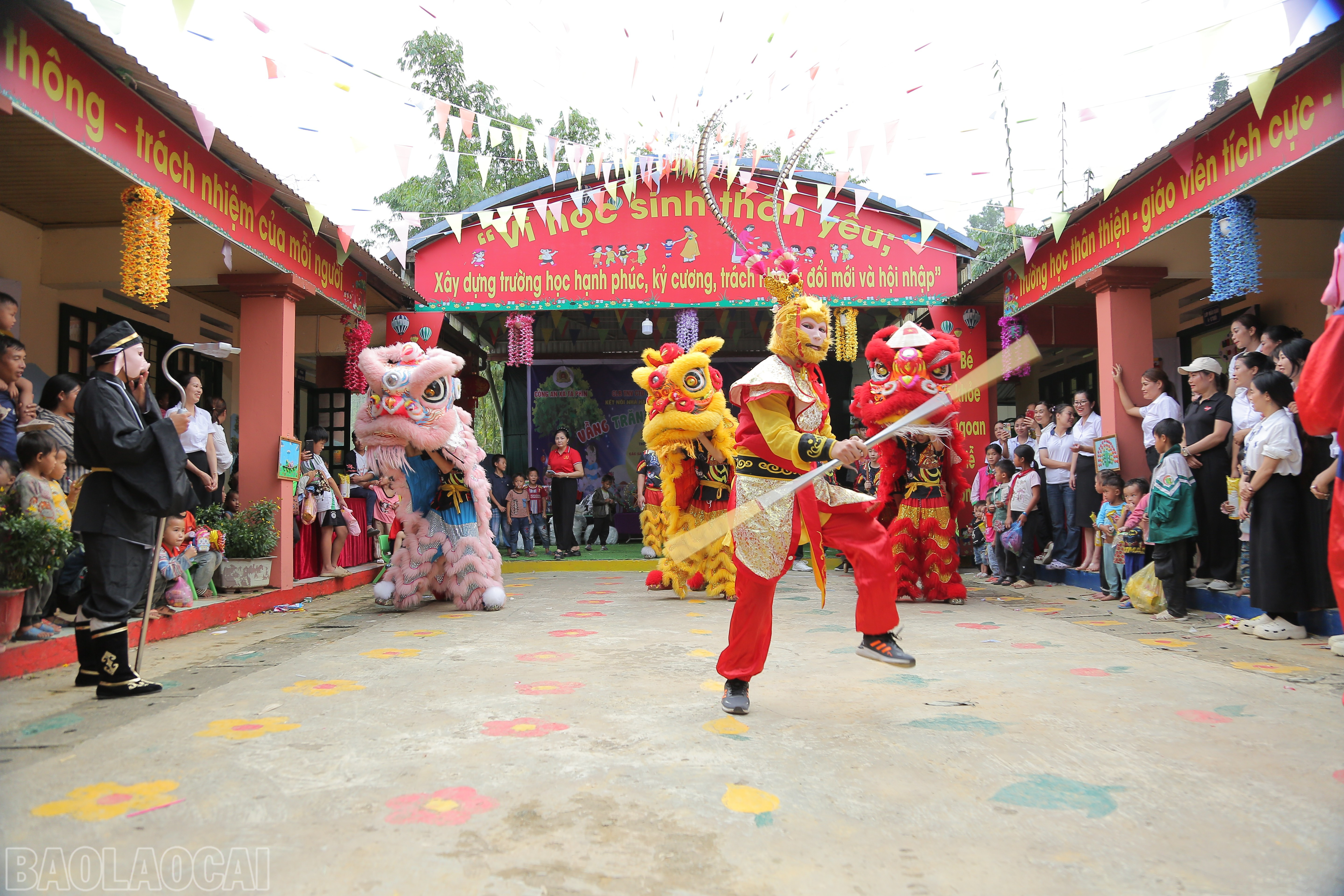 Các em háo hức xem múa lân baolaocai-bl_cici3690.jpg