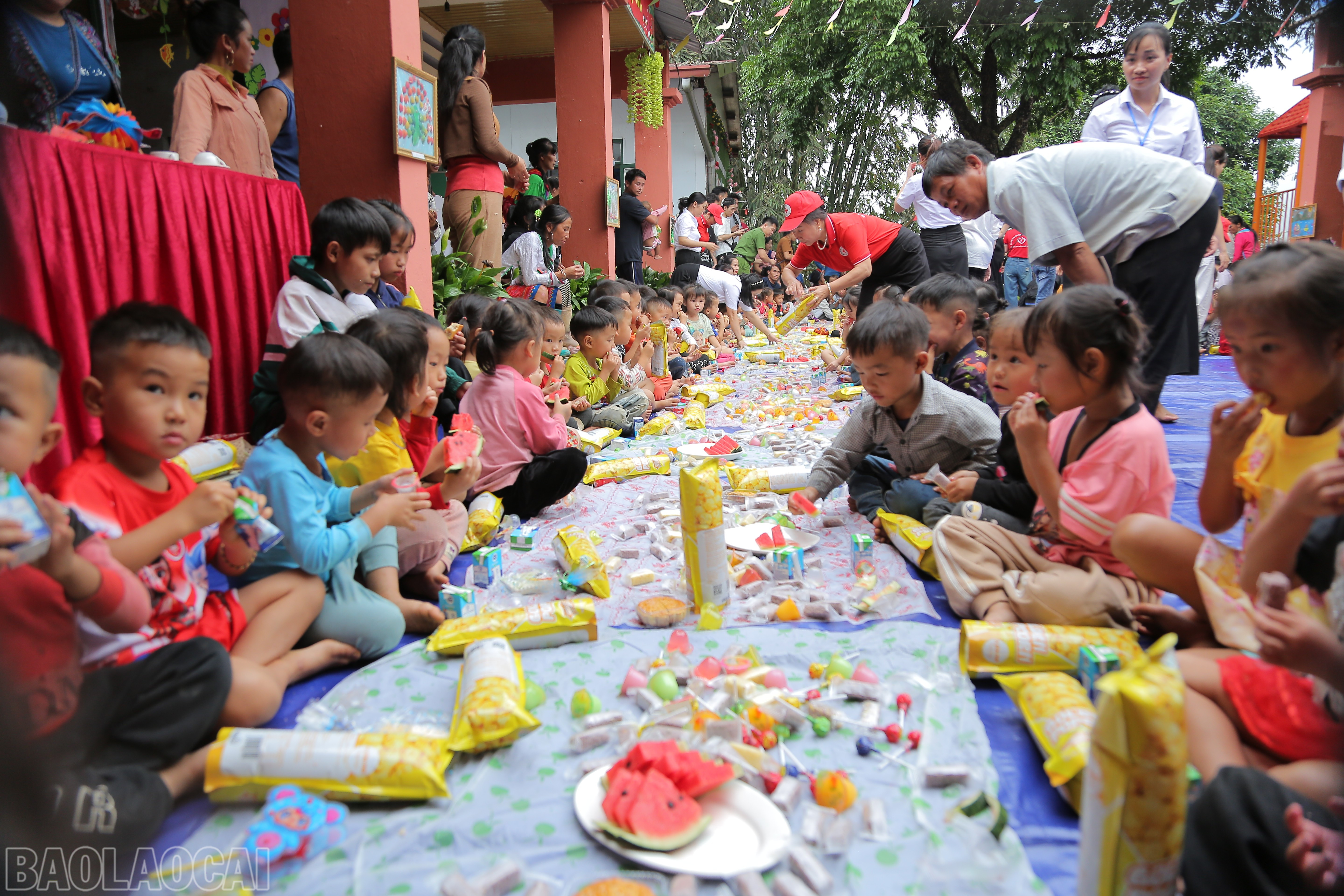 Các em nhỏ trường mầm non Trung Chải liên hoan phá cỗ baolaocai-bl_cici3659.jpg