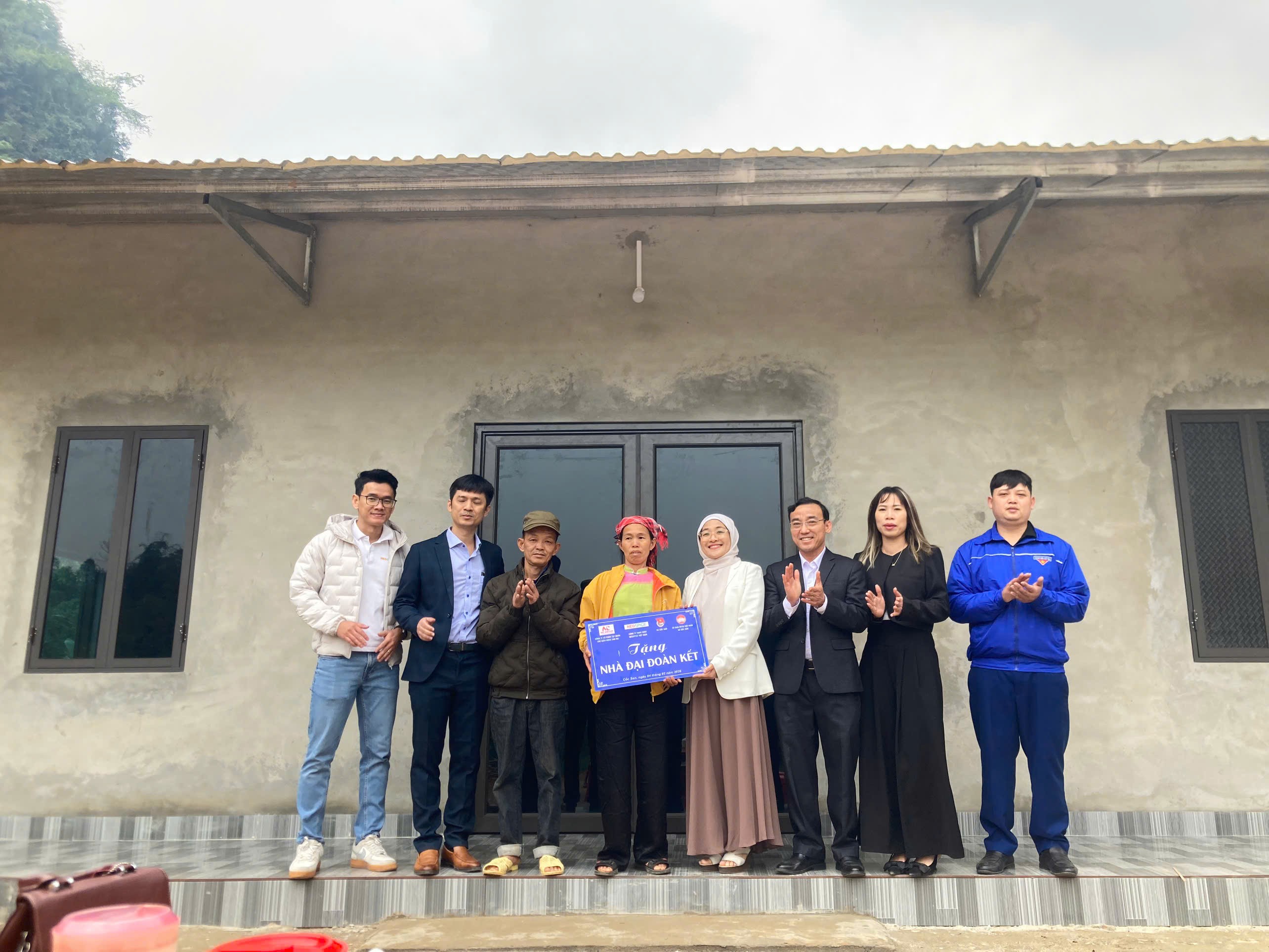 Đơn vị tài trợ trao nhà cho hộ gia đình ông Hoàng Văn Chiến, thôn Ún Tà.