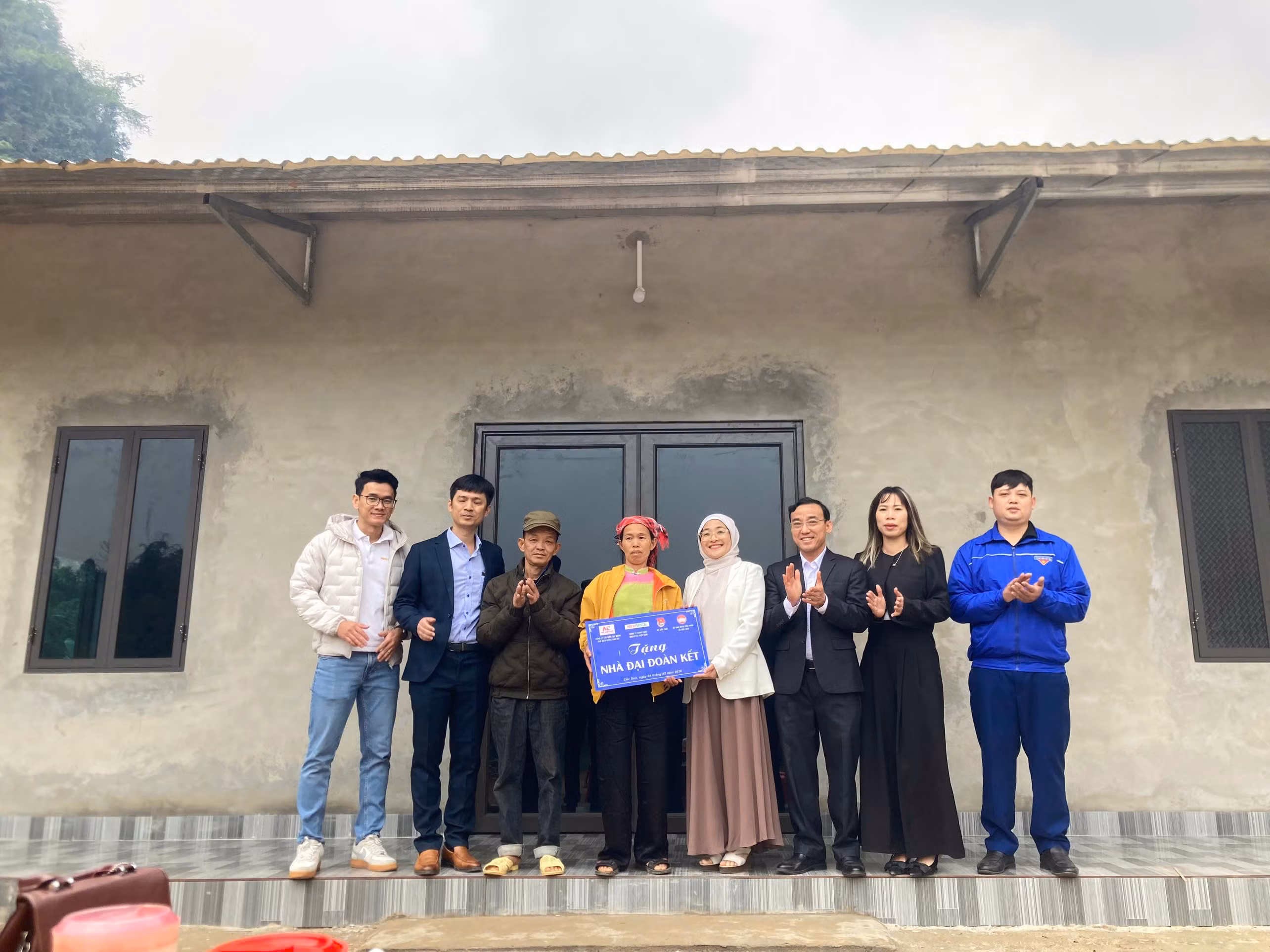 Đơn vị tài trợ trao nhà cho hộ gia đình ông Hoàng Văn Chiến, thôn Ún Tà.