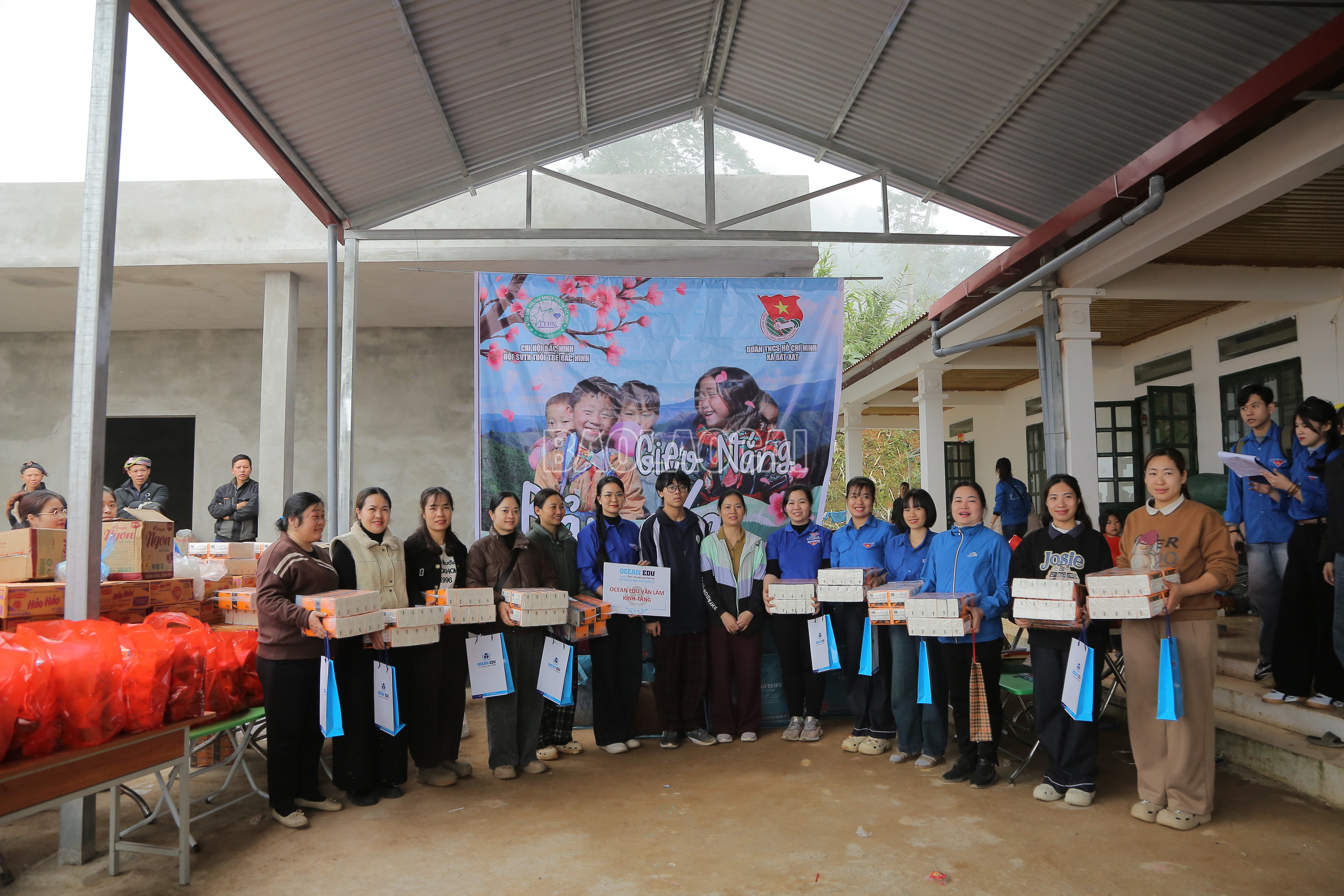 Trao quà Tết cho giáo viên điểm trường Mầm non Suối Chải.