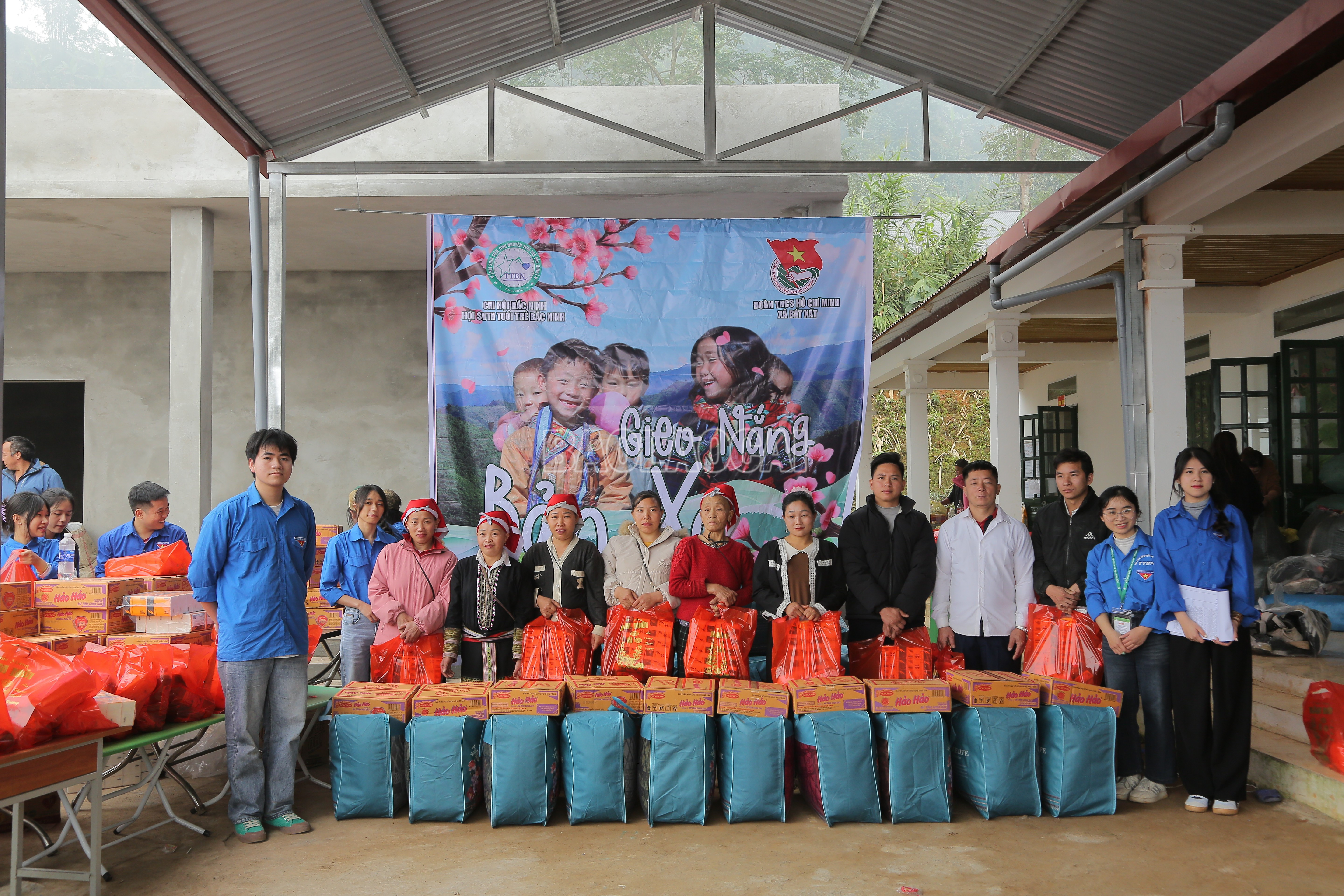 Trao 86 suất quà gồm chăn màn và thực phẩm cho gia đình khó khăn tại thôn Suối Chải.