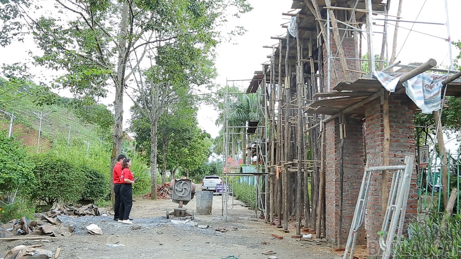 Kiểm tra công trình cổng trường an toàn tại xã Xuân Quang.