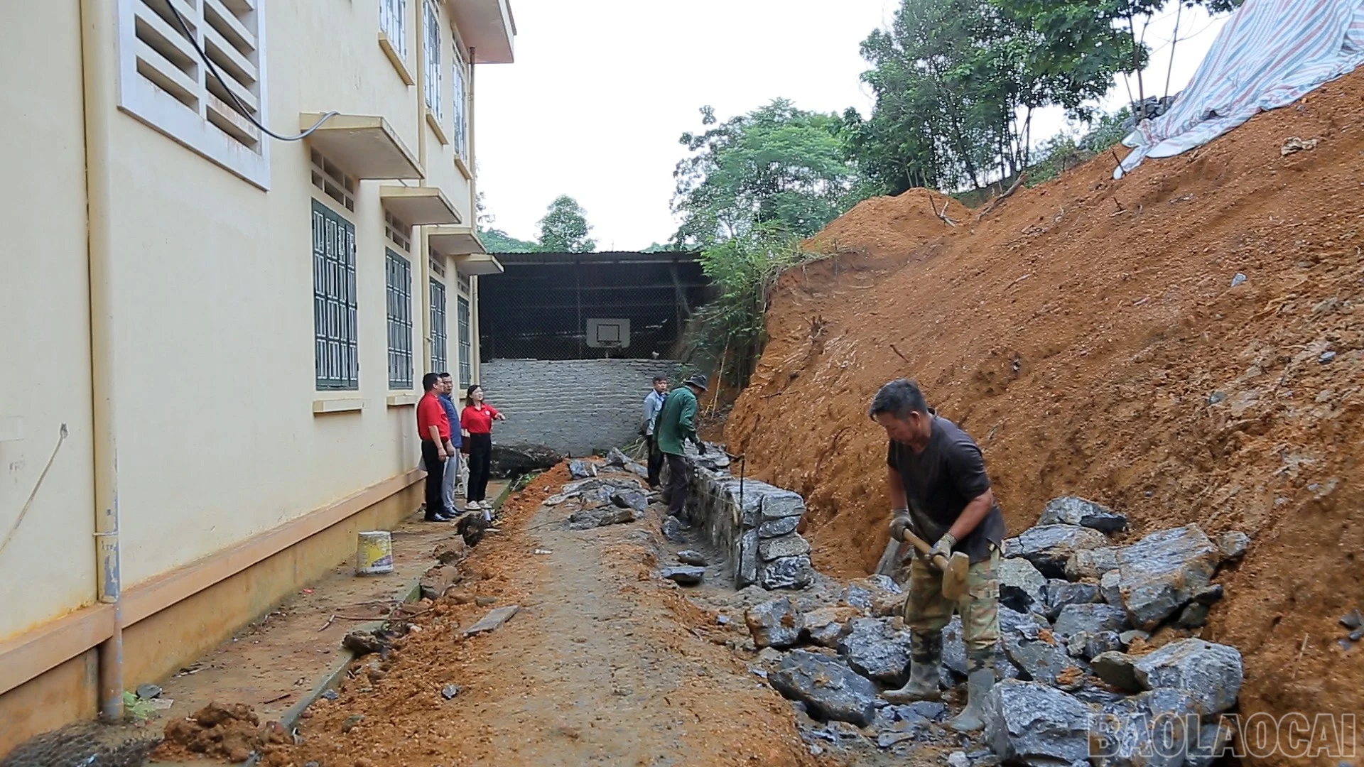 Hội Chữ thập đỏ tỉnh kiểm tra công trình xây dựng kè đá tại Trường Tiểu học số 2 Phong Niên, xã Phong Hải.