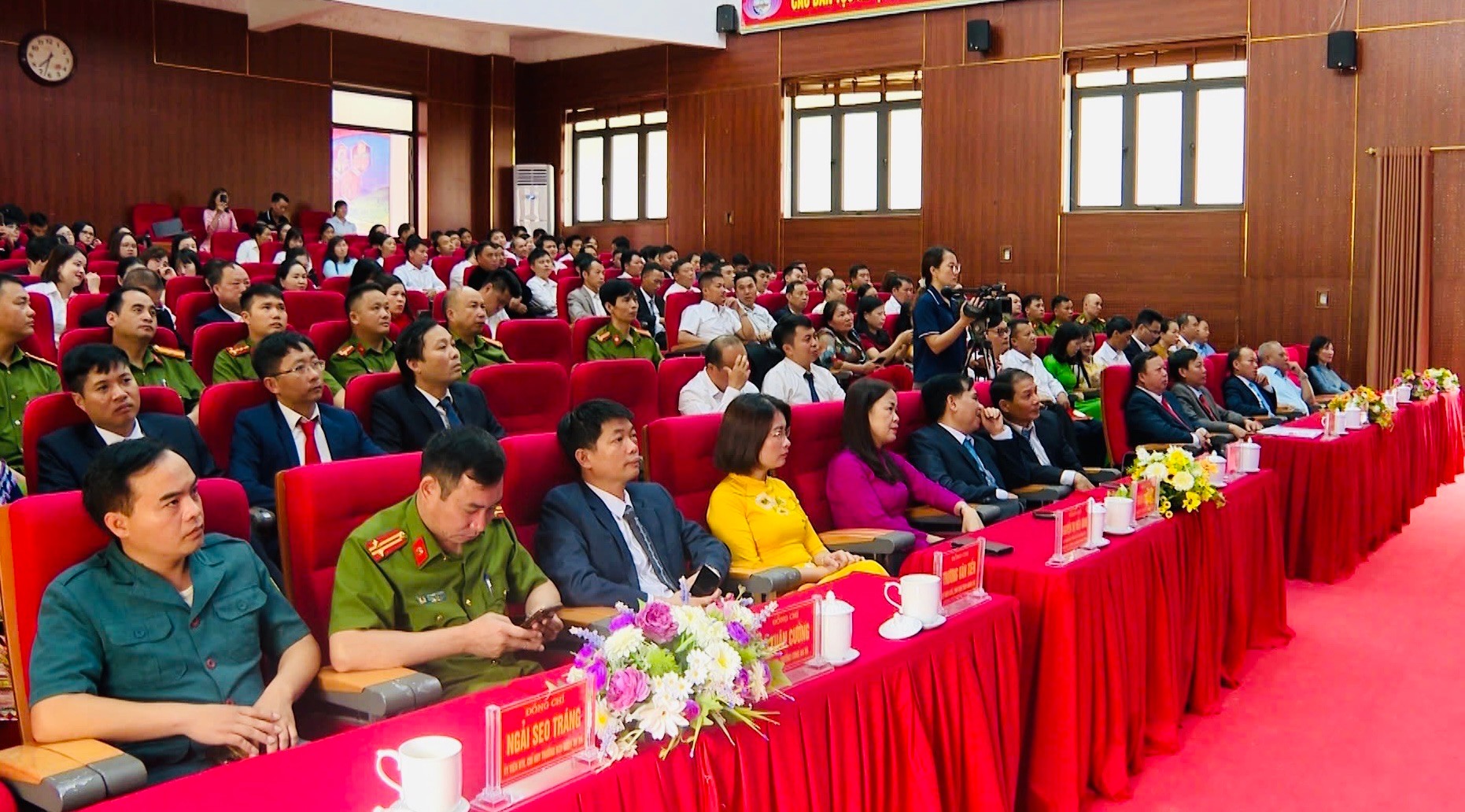 Đại biểu dự buổi lễ. Đại biểu dự buổi lễ.