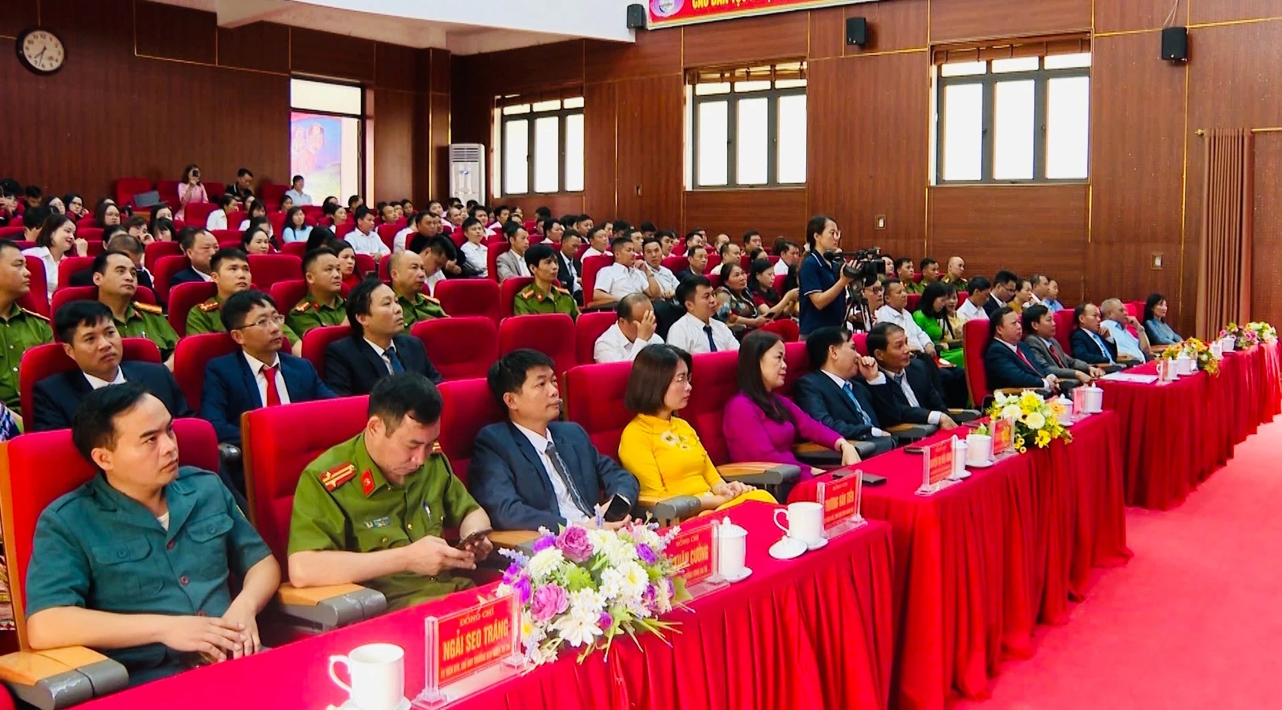 Đại biểu dự buổi lễ.