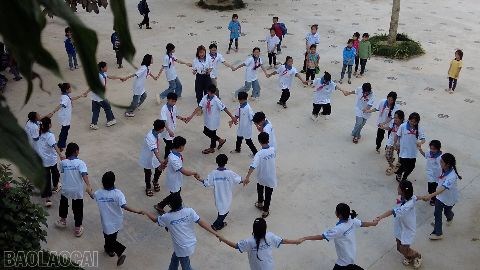 "Câu lạc bộ thủ lĩnh của sự thay đổi" - Đây là câu lạc bộ danh cho các em học sinh trung học cơ sở tại vùng đồng bào dân tộc thiểu số thuộc Dự án 8. Tham gia Câu lạc bộ, các thành viên sẽ được chia sẻ nhiều kỹ năng trong cuộc sống và nâng cao nhận thức những vấn đề, tập tục lạc hậu xung quanh bản thân. Bên cạnh đó, các em sẽ có cơ hội học hỏi nhiều điều bổ ích để trở thành "thủ lĩnh" của cuộc đời mình. baolaocai-bl_thu-linh-cua-su-thay-doi.jpg