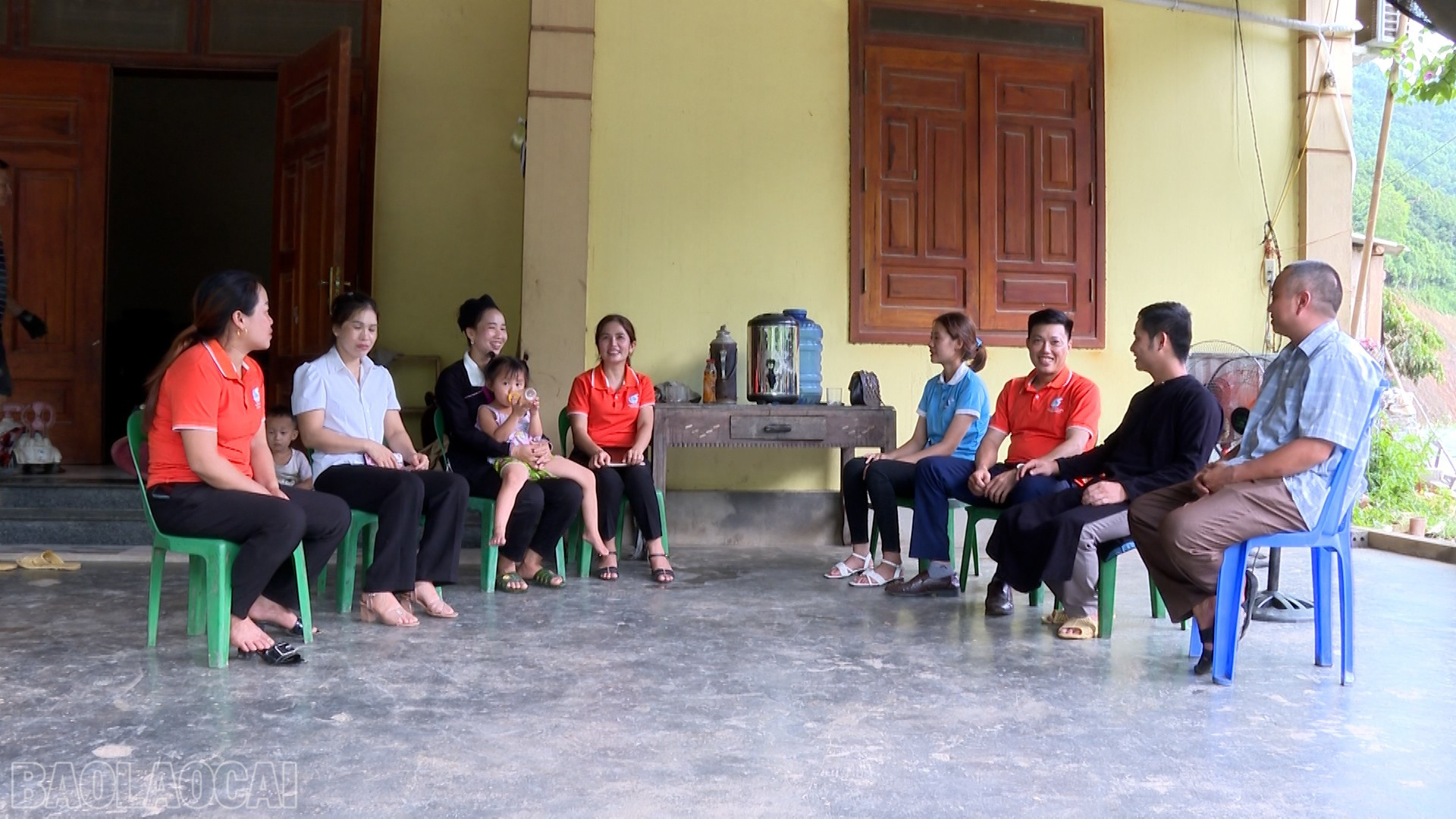 Tổ truyền thông cộng đồng thôn Kho Vàng, xã Cốc Lầu tích cực tuyên truyền về đường lối của Đảng, chính sách, pháp luật của Nhà nước; các vấn đề về bình đẳng giới, hòa giải những mâu thuẫn trong gia đình. baolaocai-bl_to-truyen-thonggg.jpg