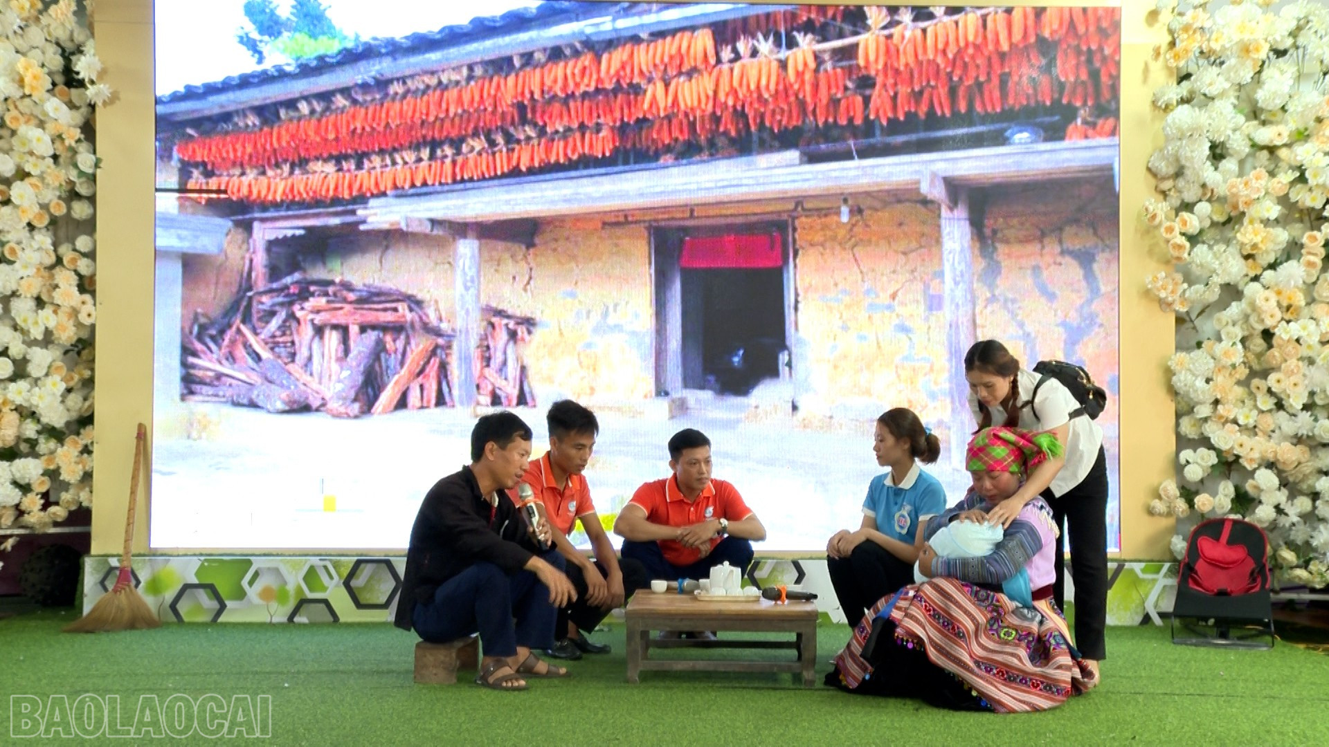 Tổ truyền thông cộng đồng xã Bắc Hà trong công tác tuyên truyền kế hoạch hóa - gia đình và nuôi dạy con cái. baolaocai-bl_to-truyen-thong.jpg