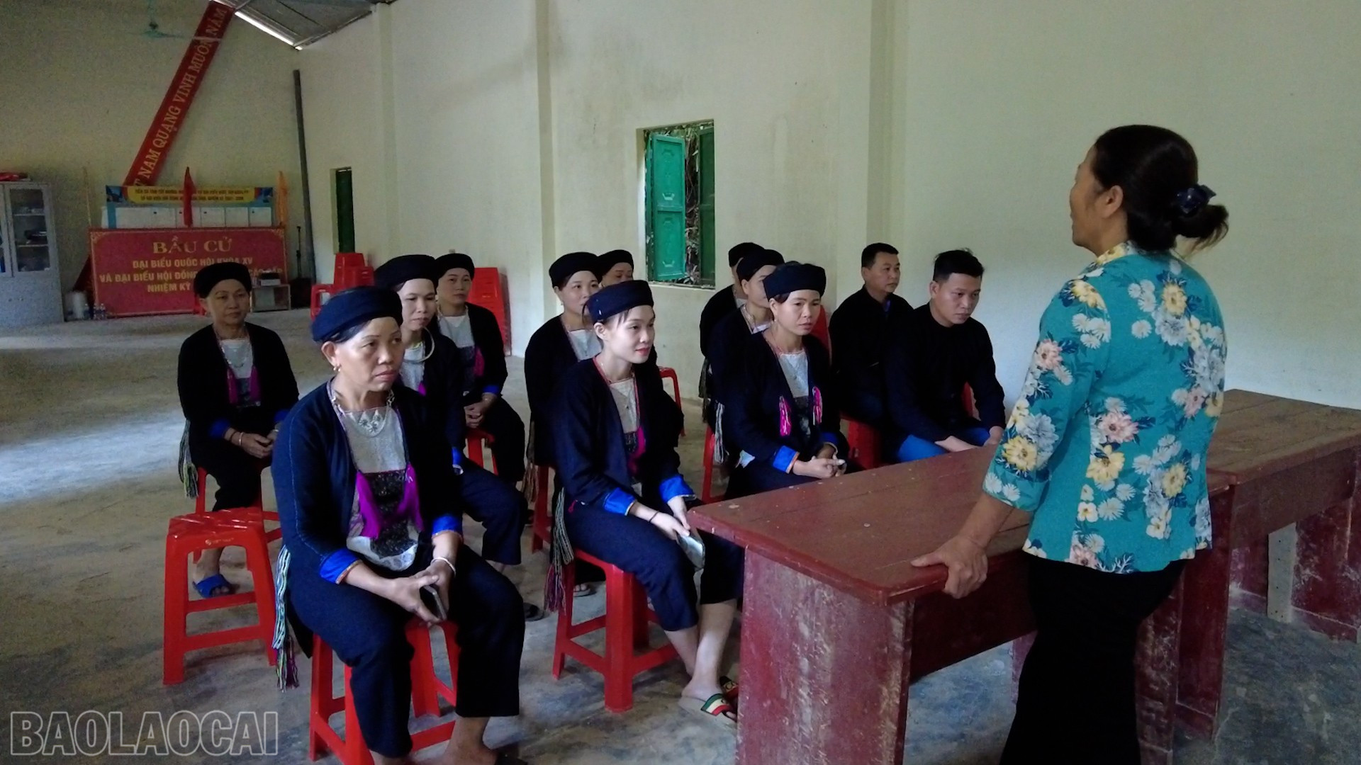 Hoạt động kết nạp hội viên danh dự của Hội Phụ nữ dành cho nam giới được triển khai với các tiêu chí: là người có uy tín, có tầm ảnh hưởng, có những đóng góp tích cực cho phong trào phụ nữ và hoạt động hội; tán thành điều lệ hội, tự nguyện tham gia và được cấp có thẩm quyền công nhận là hội viên danh dự... baolaocai-bl_hoi-vien-danh-du-tham-gia-sinh-hoat.jpg