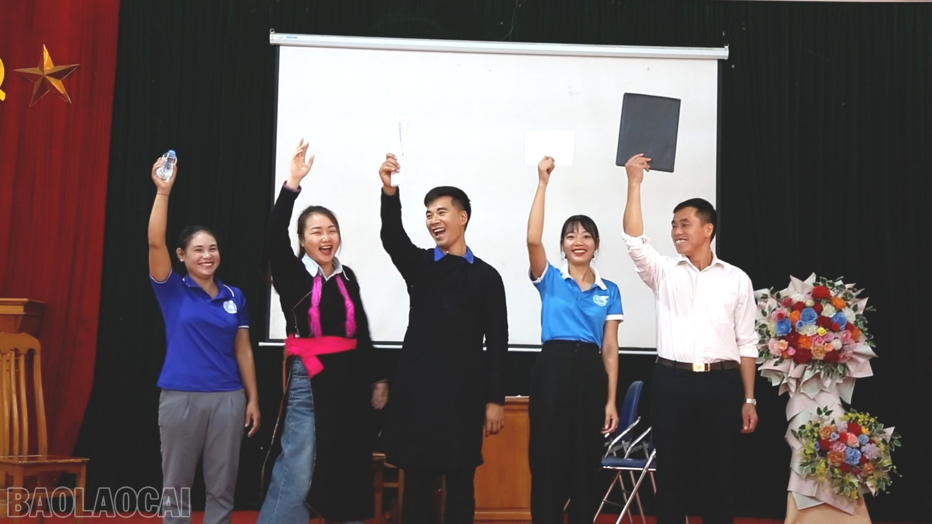 Các hội viên danh dự thôn 2 Nhai Tẻn tích cực tham gia vào công tác tuyên truyền. Hoạt động này nhằm thúc đẩy sự tham gia của nam giới vào các hoạt động của hội. Từ đó góp phần làm sôi nổi hoạt động hội cũng như thúc đẩy bình đẳng giới, vì sự tiến bộ của phụ nữ tại thôn bản. baolaocai-bl_hoi-vien-danhh-du-812.jpg