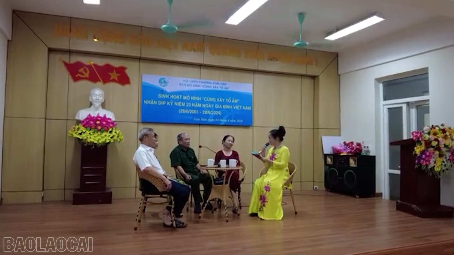 Mô hình "Cùng xây tổ ấm" của Hội Phụ nữ phường Cam Đường thu hút hơn 40 cặp vợ chồng tham gia với mục tiêu tuyên truyền chính sách, pháp luật của Nhà nước về hôn nhân, gia đình; chia sẻ kinh nghiệm giữ gìn gia đình hòa thuận, chăm sóc con ngoan. baolaocai-bl_gia-dinh-hanh-phuc.jpg