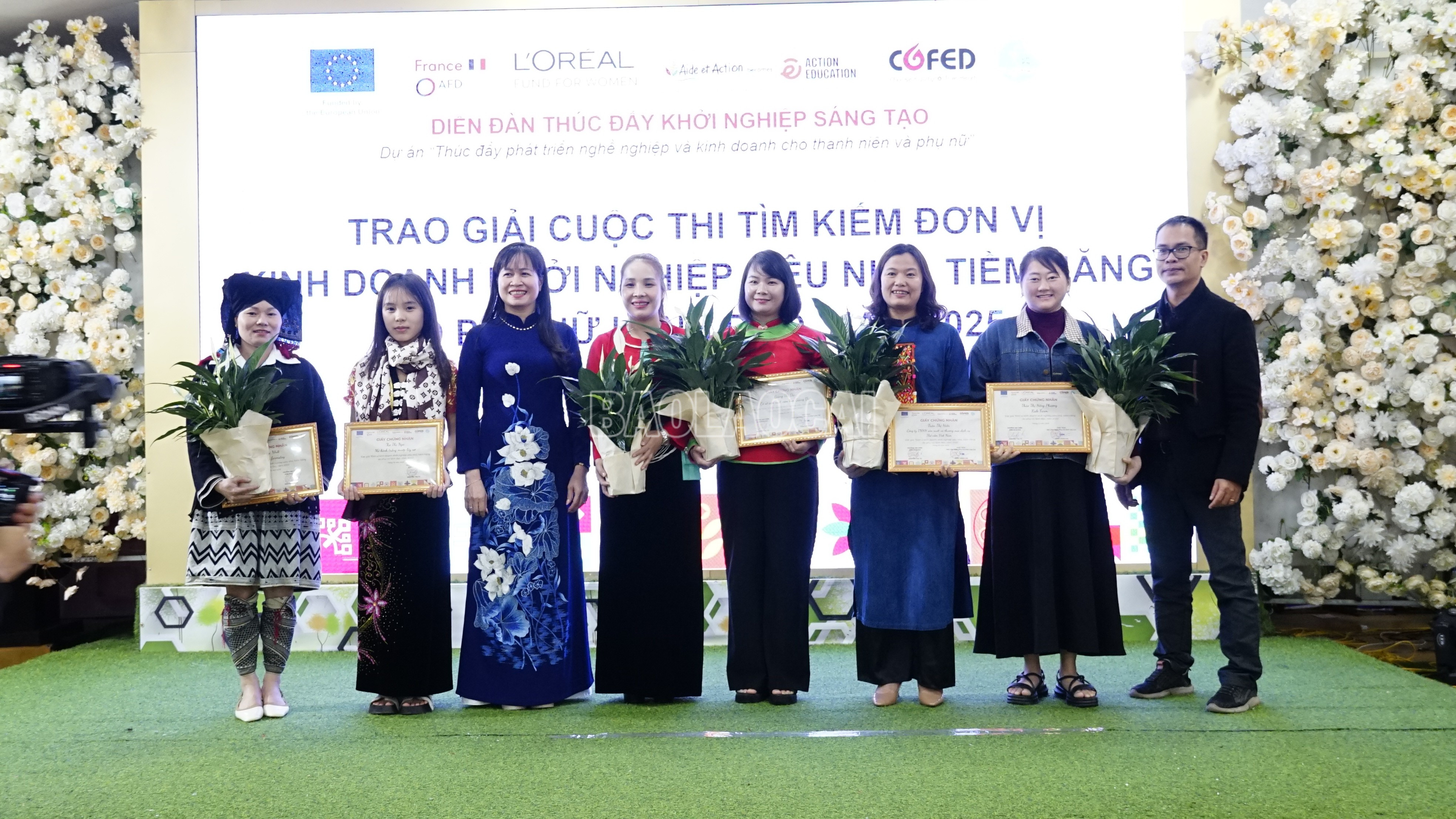 Trao giải 5 mô hình khởi nghiệp doanh nghiệp nhỏ và rất nhỏ tiềm năng tại tỉnh Lào Cai và Thanh Hóa - Ảnh: Trung Hiếu baolaocai-c_dsc4233.jpg