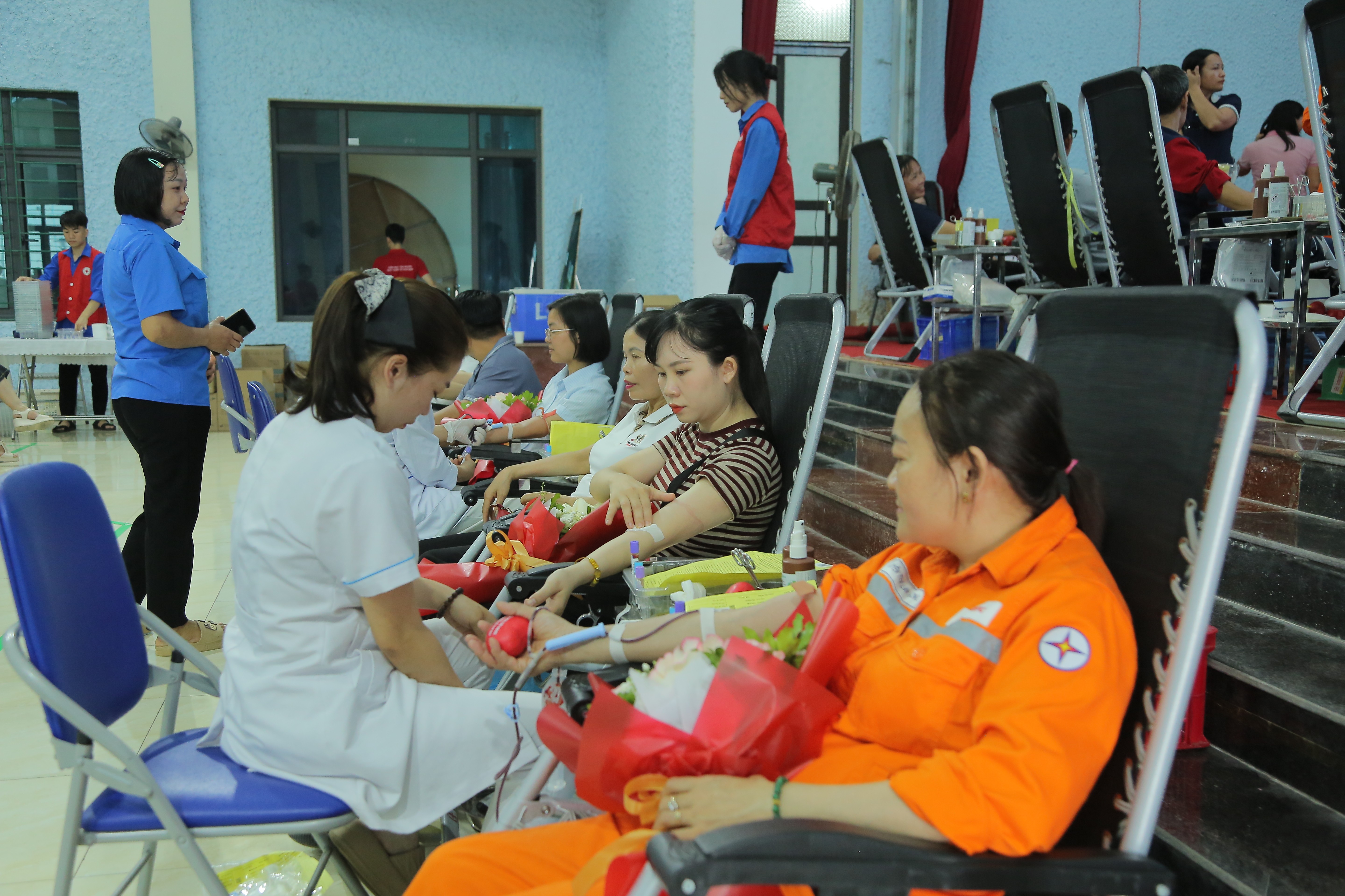 Đông đảo cán bộ công chức, người lao động tham gia hiến máu. cici9756.jpg