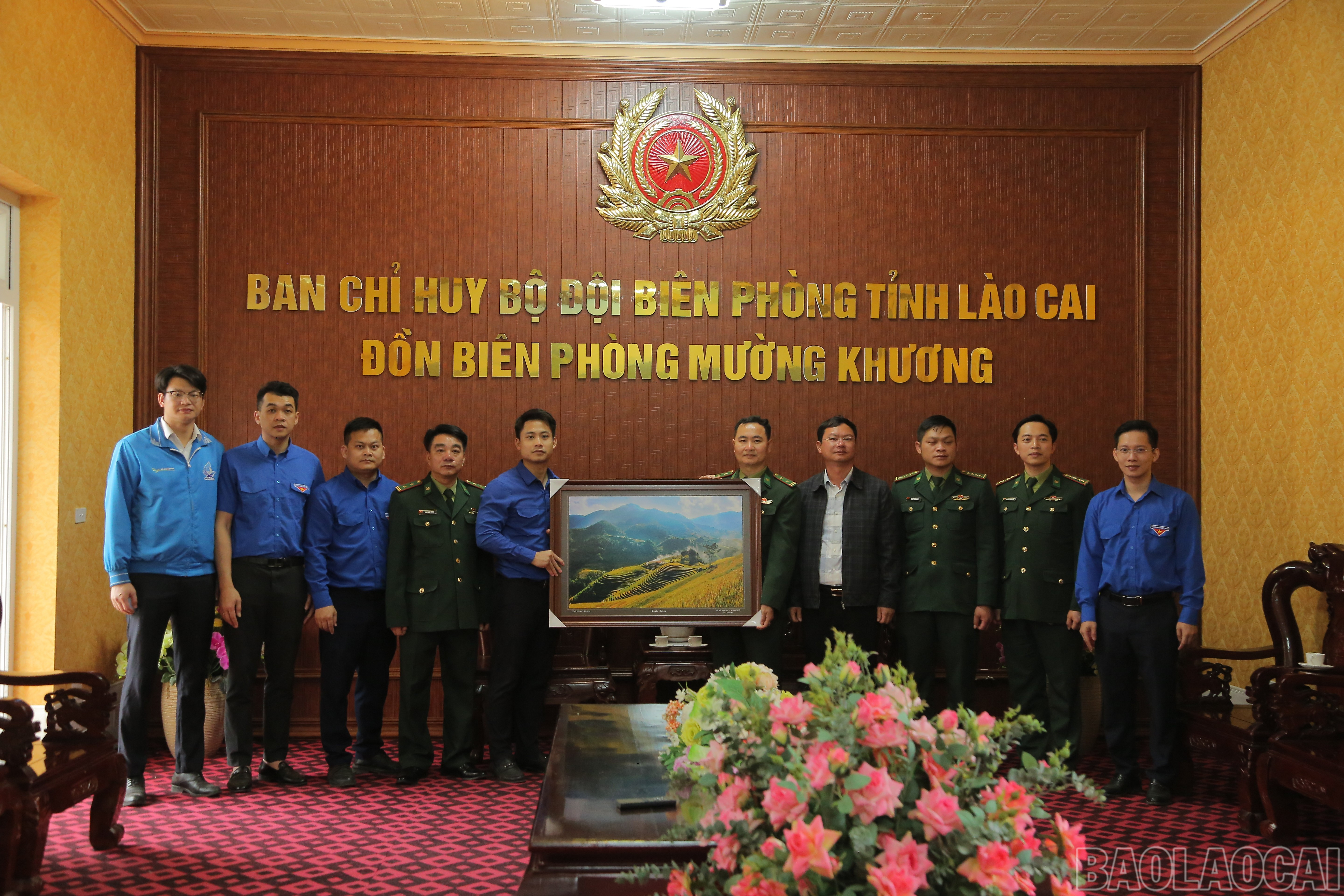 Thăm và tặng quà Đồn Biên phòng Mường Khương.