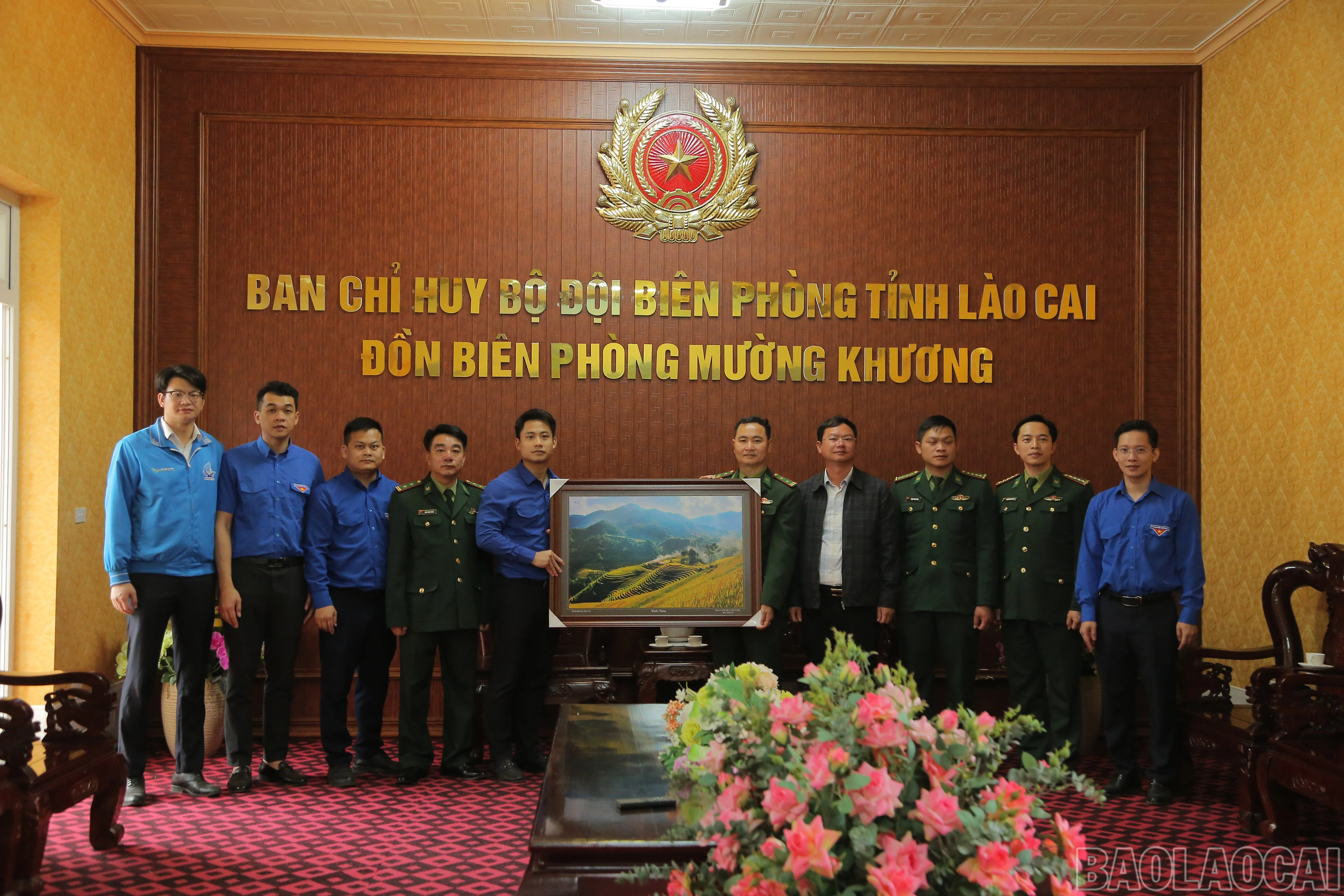 Thăm và tặng quà Đồn Biên phòng Mường Khương.