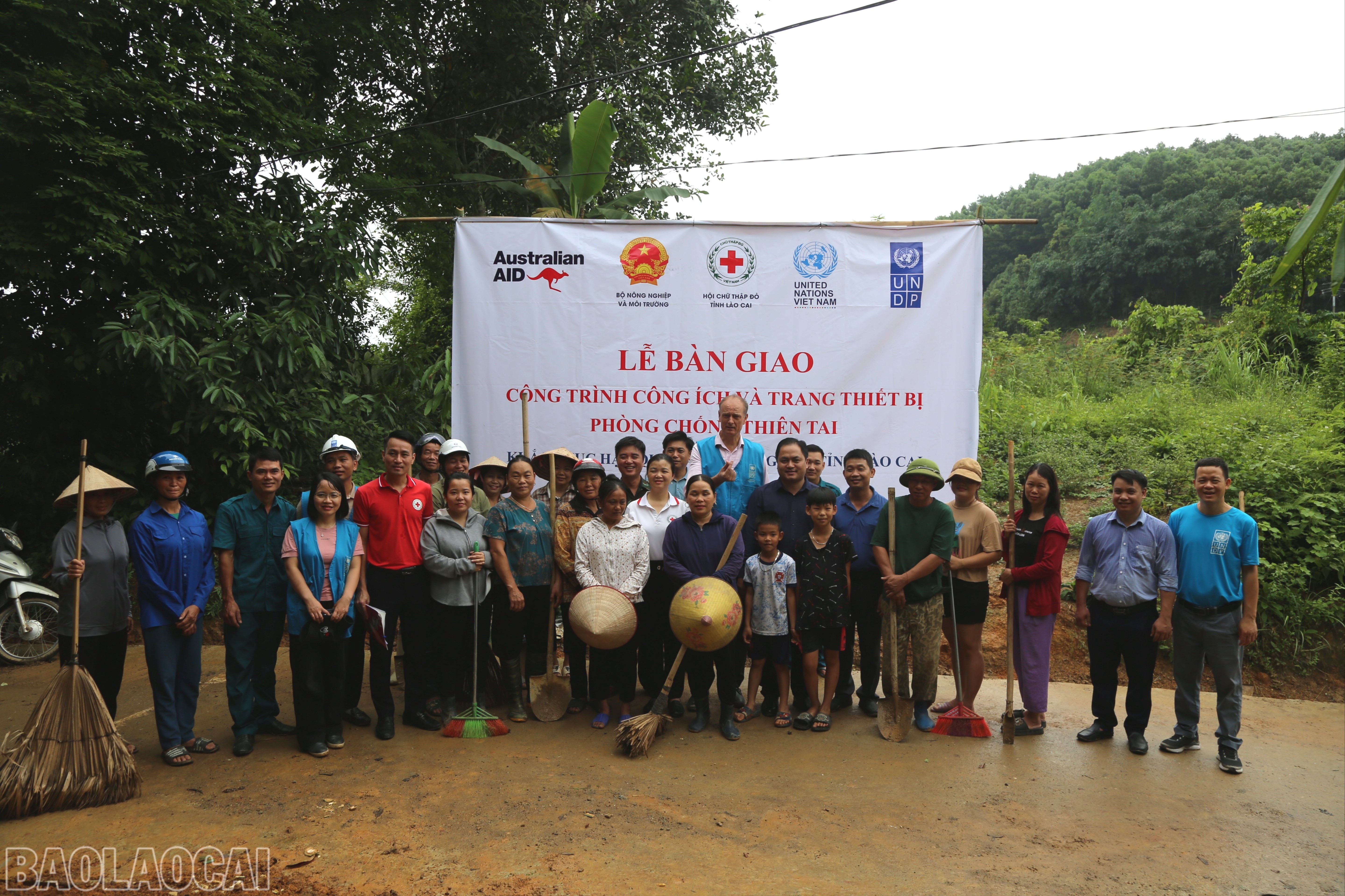 Bàn giao đường giao thông nông thôn tại thôn Già Thượng, xã Phúc Khánh bl-cici2255.jpg