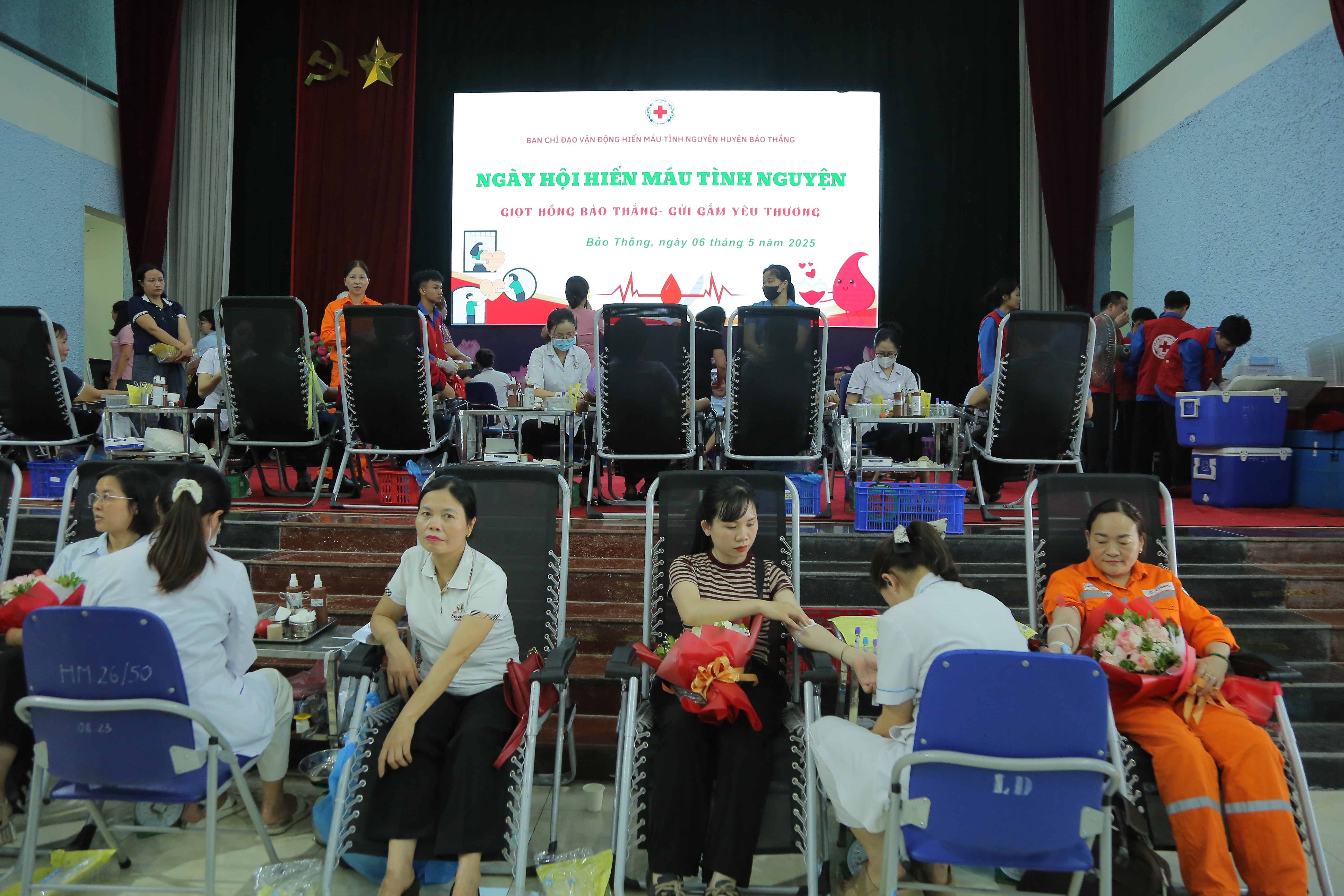 Hàng trăm tình nguyện viên tham gia hiến máu. cici9758.jpg