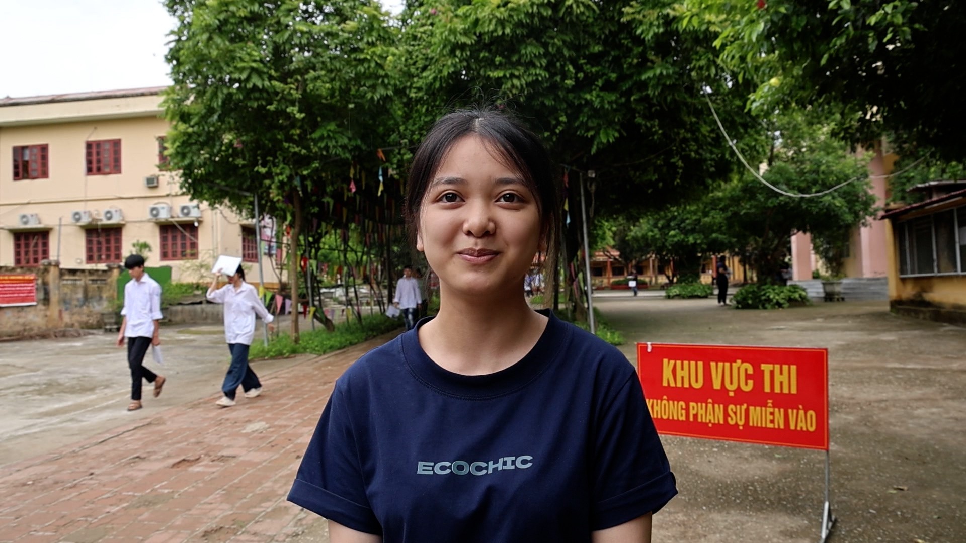 Thí sinh Nguyễn Thúy Nhi dự thi tại điểm thi số 1 phấn khởi khi hoàn thành kỳ thi. Thí sinh Nguyễn Thúy Nhi dự thi tại điểm thi số 1 phấn khởi khi hoàn thành kỳ thi.