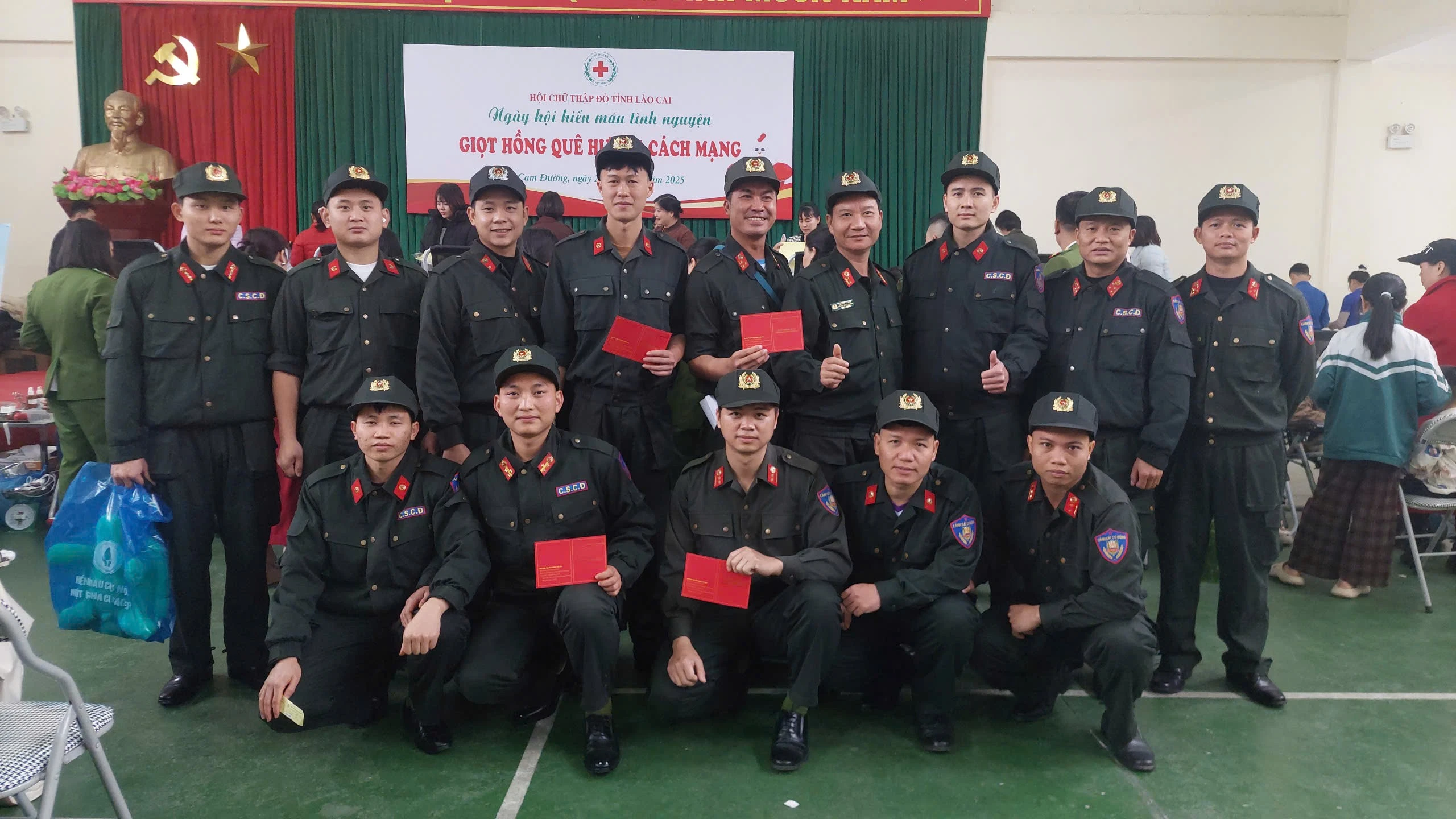 Tình nguyện viên hiến máu tình nguyện tại phường Cam Đường - Ảnh: Đào Hồng Quang