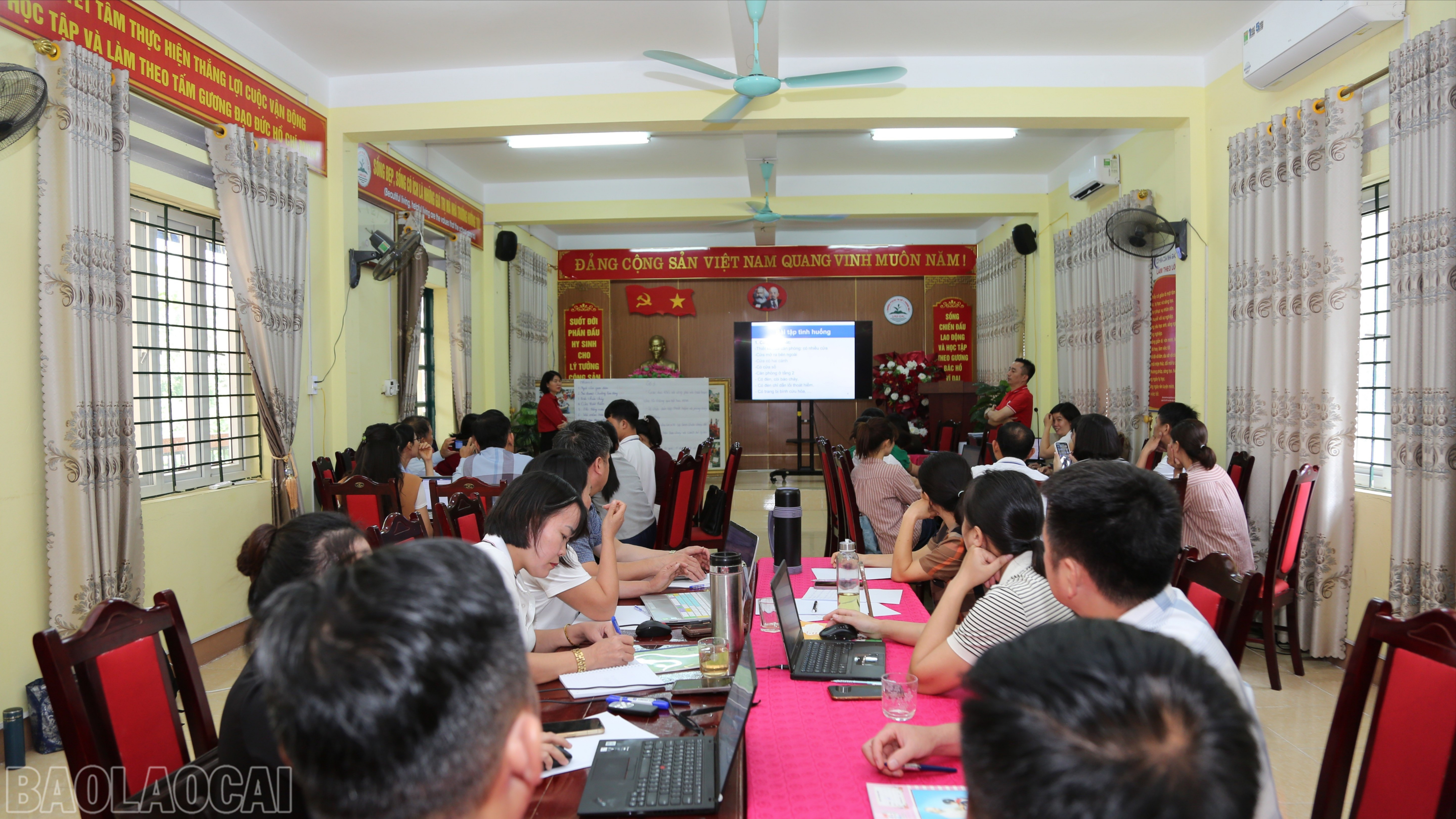 Lớp tập huấn "trường học an toàn" tại Trường Phổ thông dân tộc bán trú tiểu học số 1 Phong Hải. baolaocai-bl_bl-cici4945.jpg