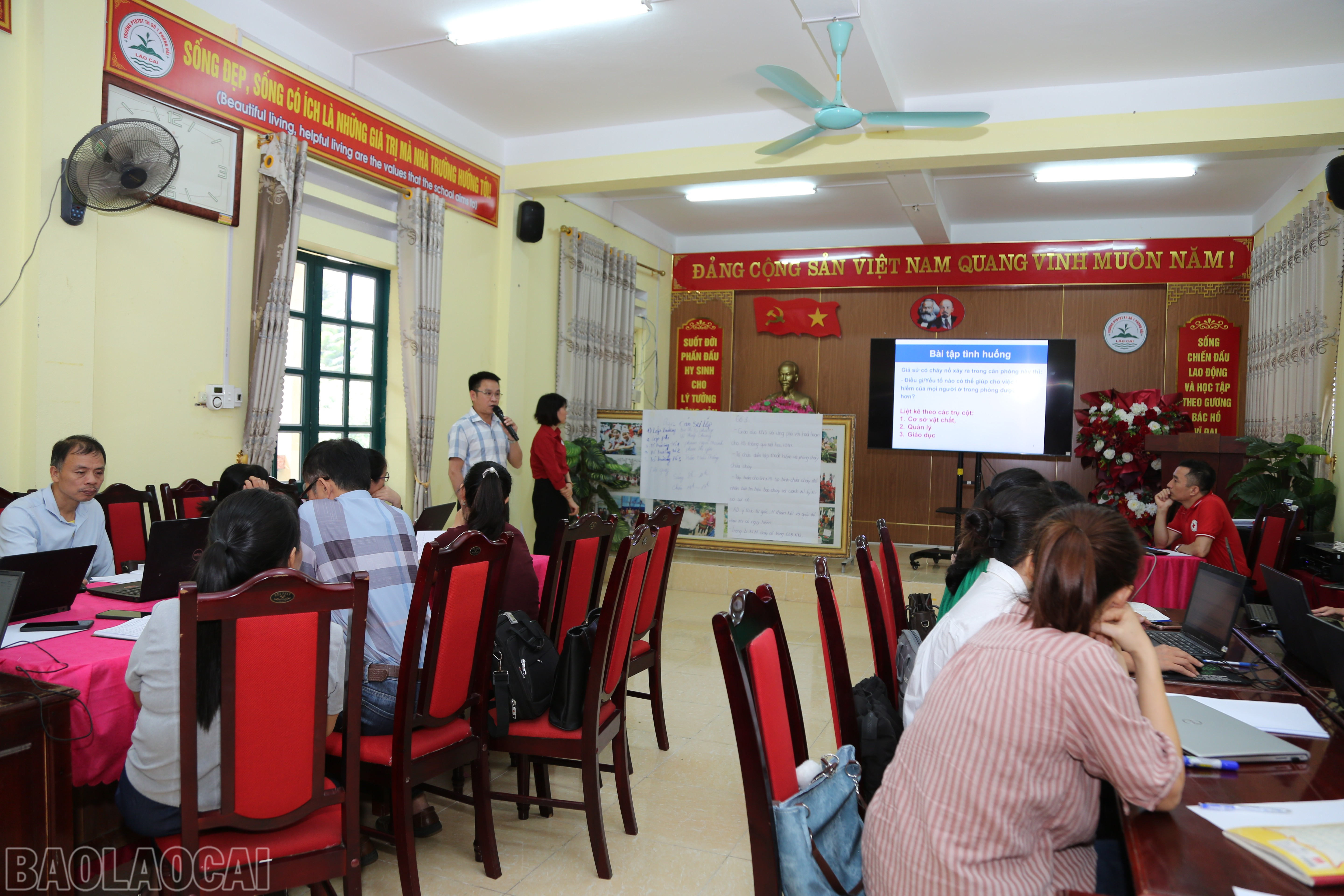Các học viên trình bày ý kiến. baolaocai-bl_cici4961.jpg