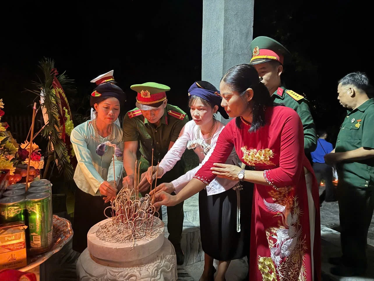 Hội Liên hiệp Phụ nữ tỉnh dâng hương tưởng niệm các anh hùng liệt sĩ.