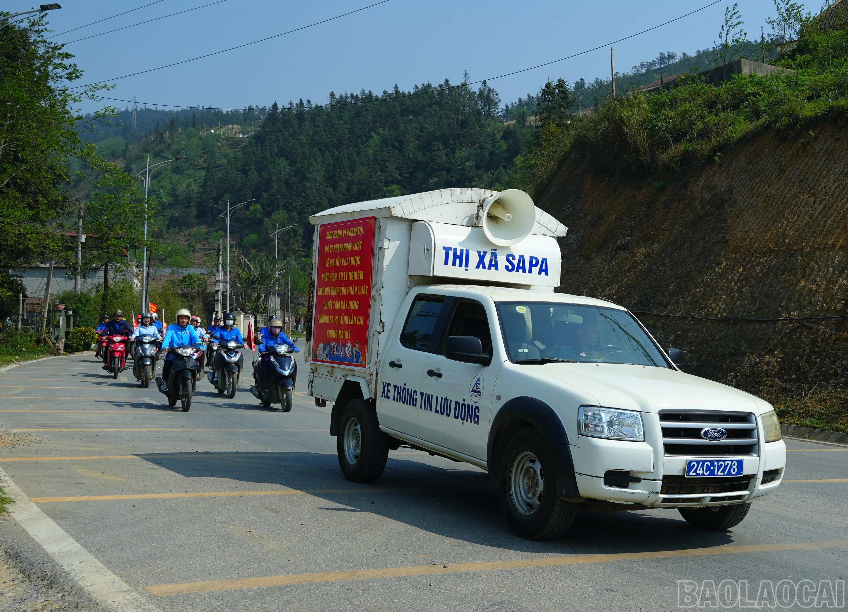 Tuyên truyền lưu động nâng cao nhận thức người dân trong phòng, chống ma túy trên địa bàn phường Sa Pa.