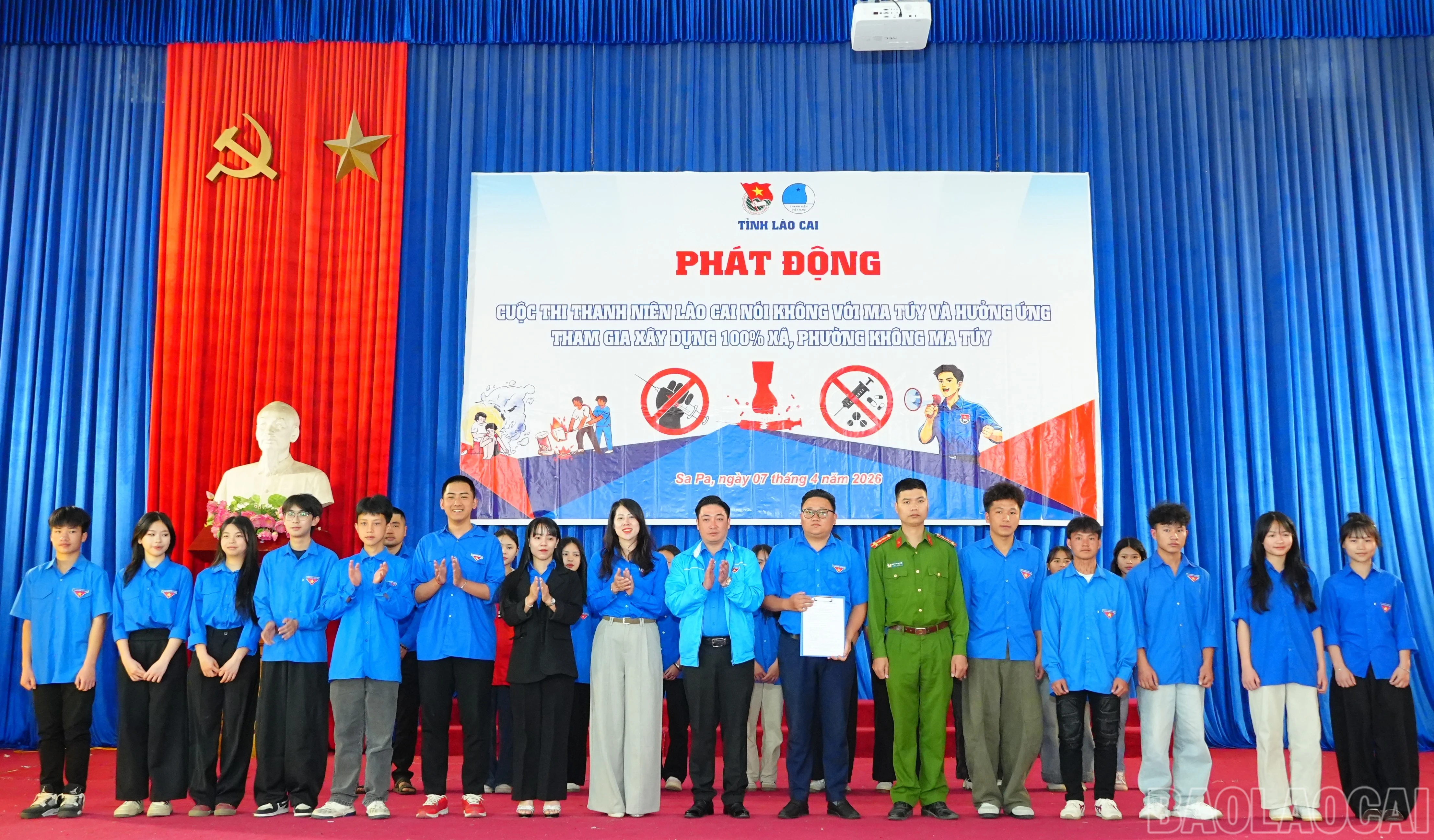 Trao quyết định thành lập và ra mắt Câu lạc bộ Thanh niên nói không với ma túy phường Sa Pa cùng 98 xã, phường khác.