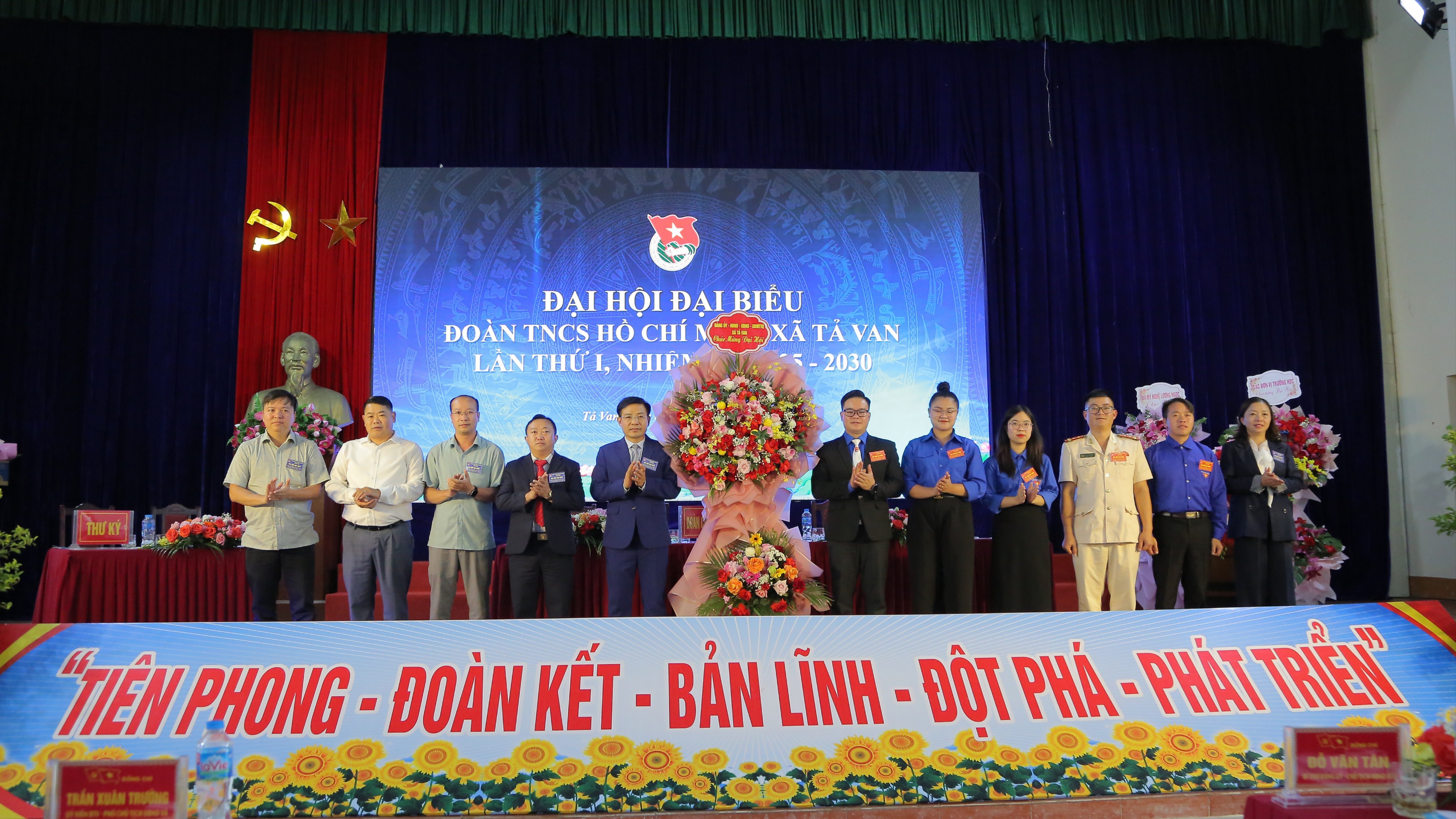 Lãnh đạo xã Tả Van tặng hoa chúc mừng đại hội. bl-cici4747.jpg