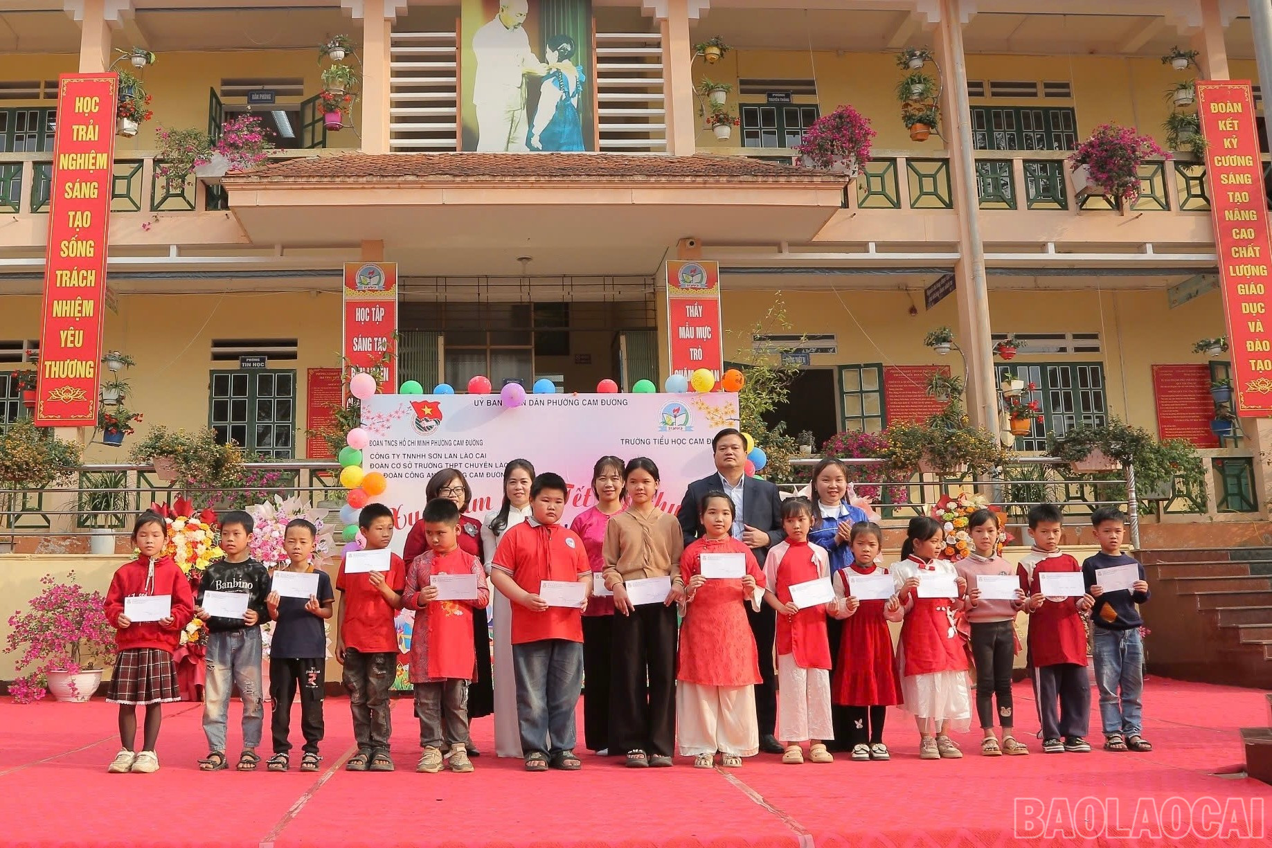 Trao 63 suất quà cho học sinh có hoàn cảnh khó khăn.