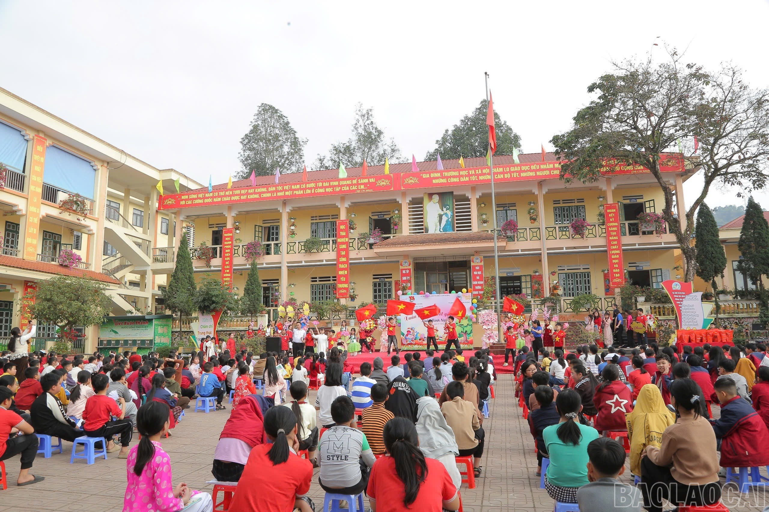 Quang cảnh ngày hội "Xuân ấm áp - Tết yêu thương" tại Trường Tiểu học Cam Đường.