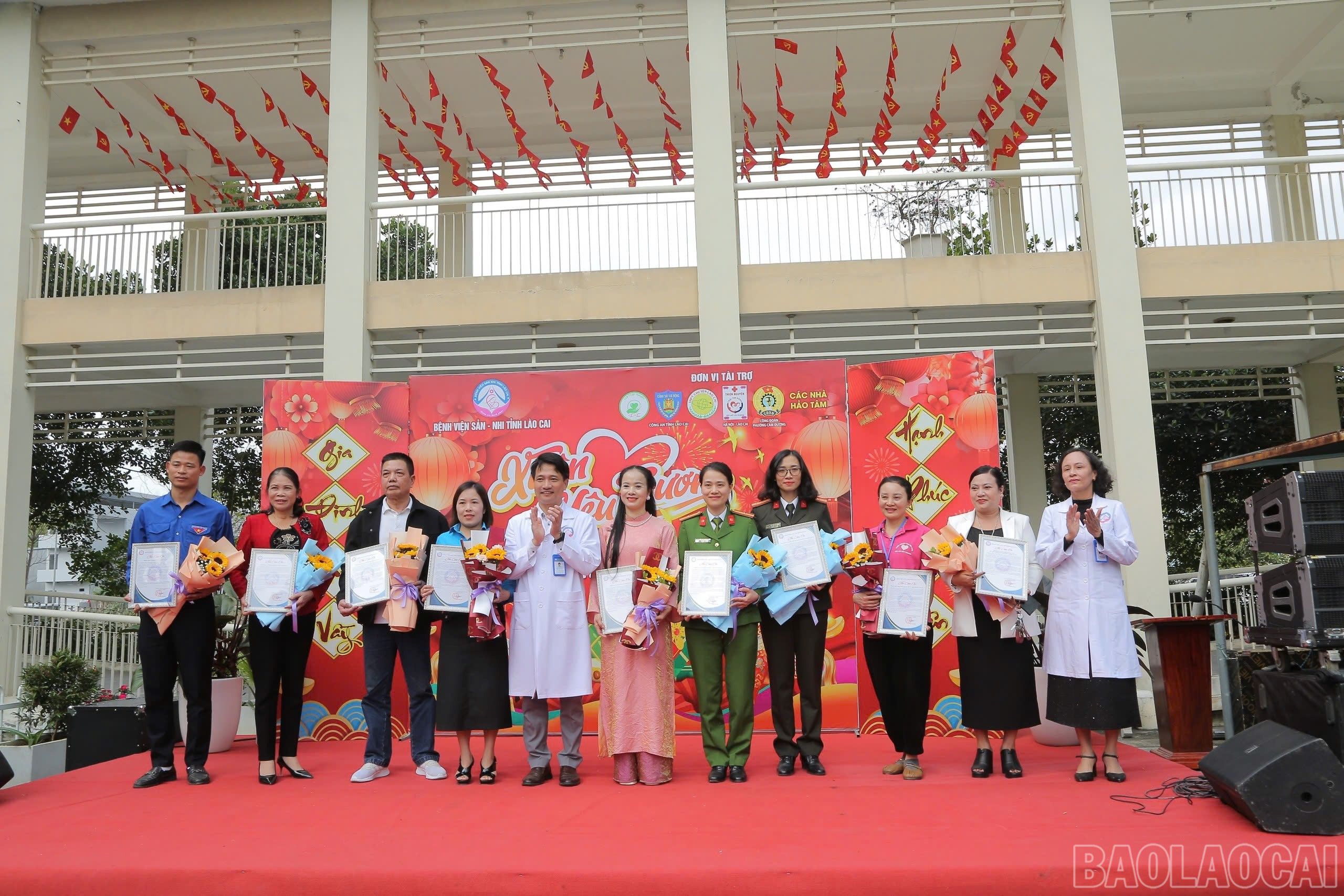 Trao thư cảm ơn cho 18 đơn vị tài trợ, nhà hảo tâm đồng hành với bệnh viện.