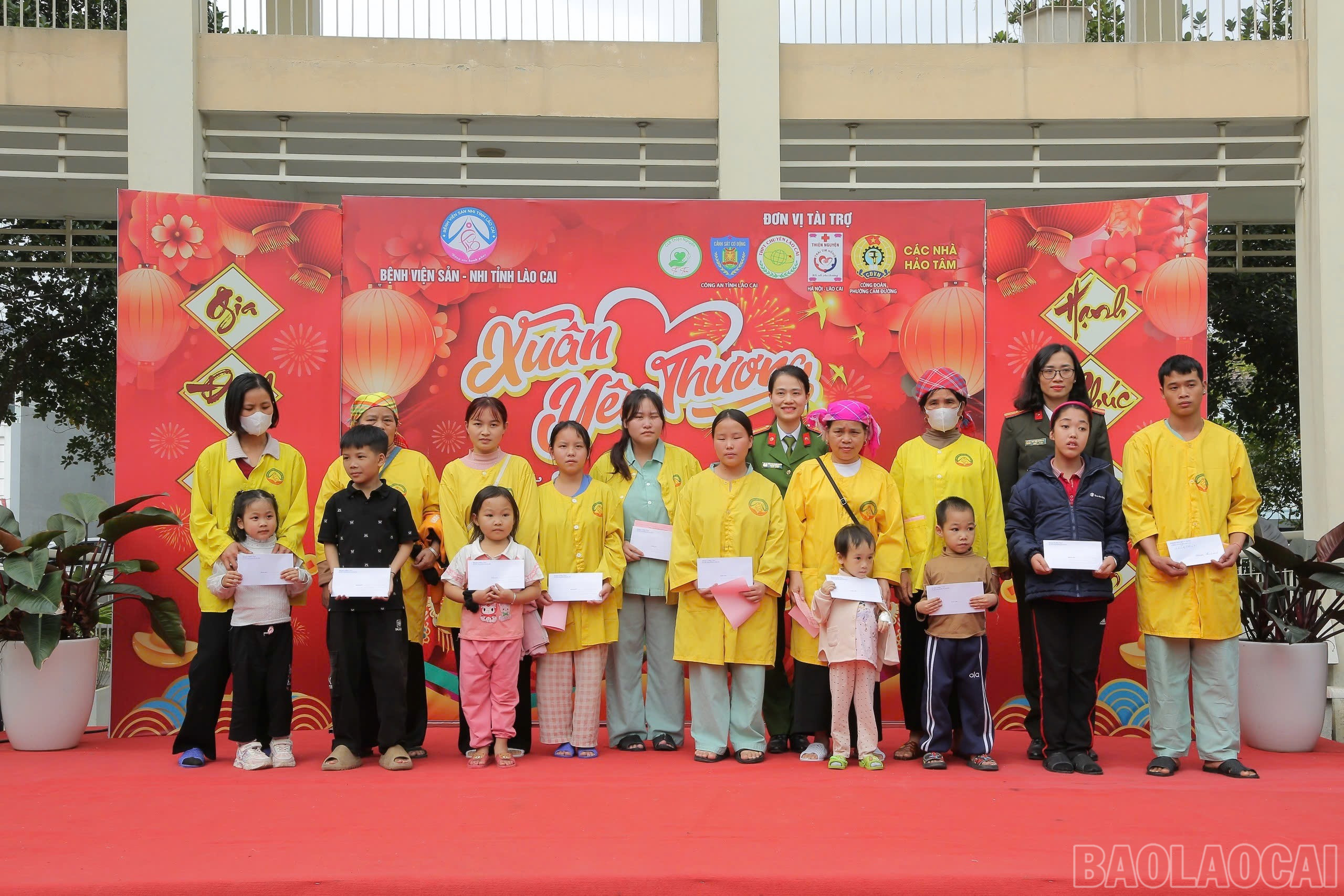 Trao tặng 36 suất quà cho bệnh nhân có hoàn cảnh khó khăn.