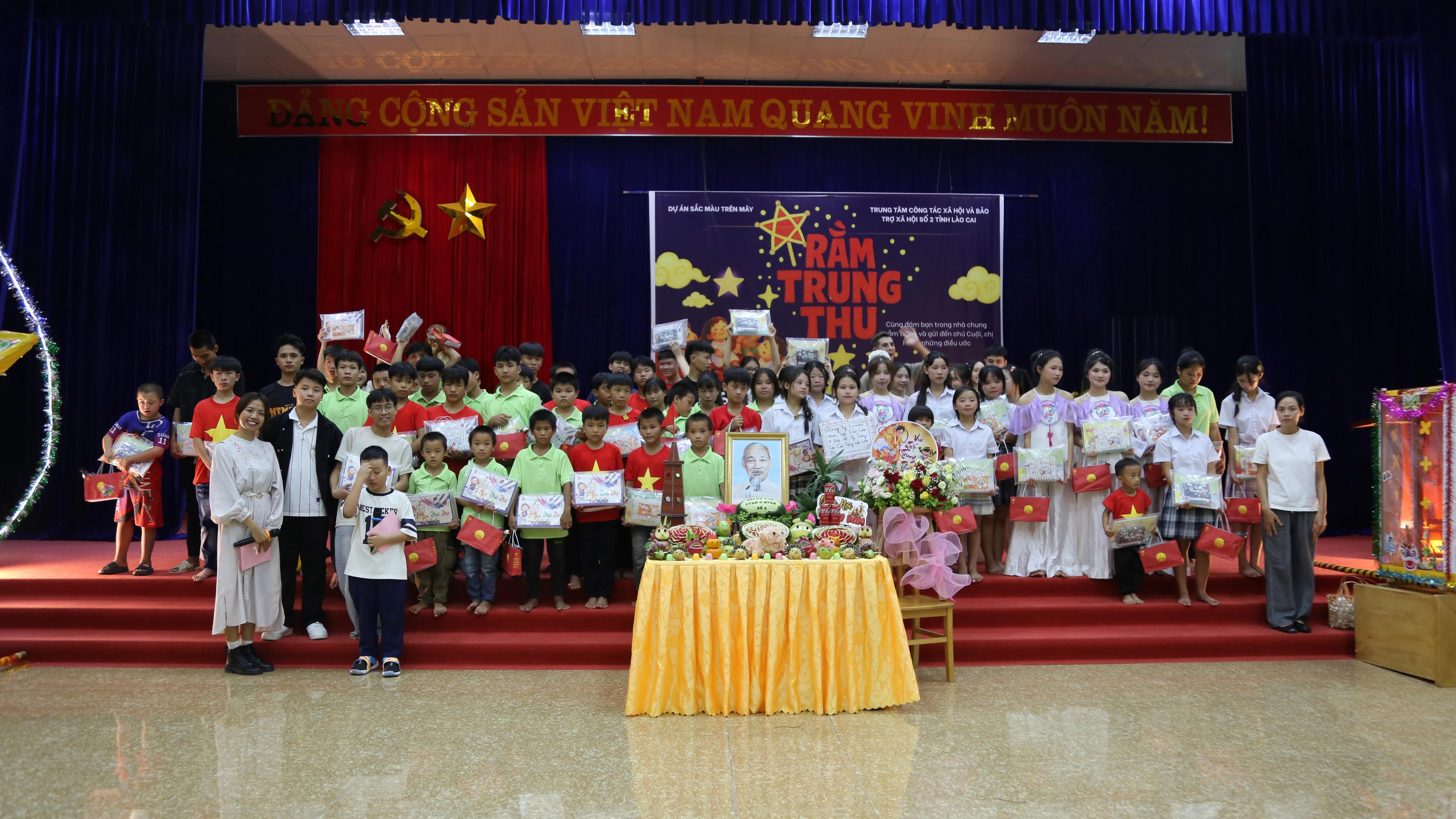 Các đơn vị, nhà hảo tâm tặng quà cho trẻ em tại trung tâm.