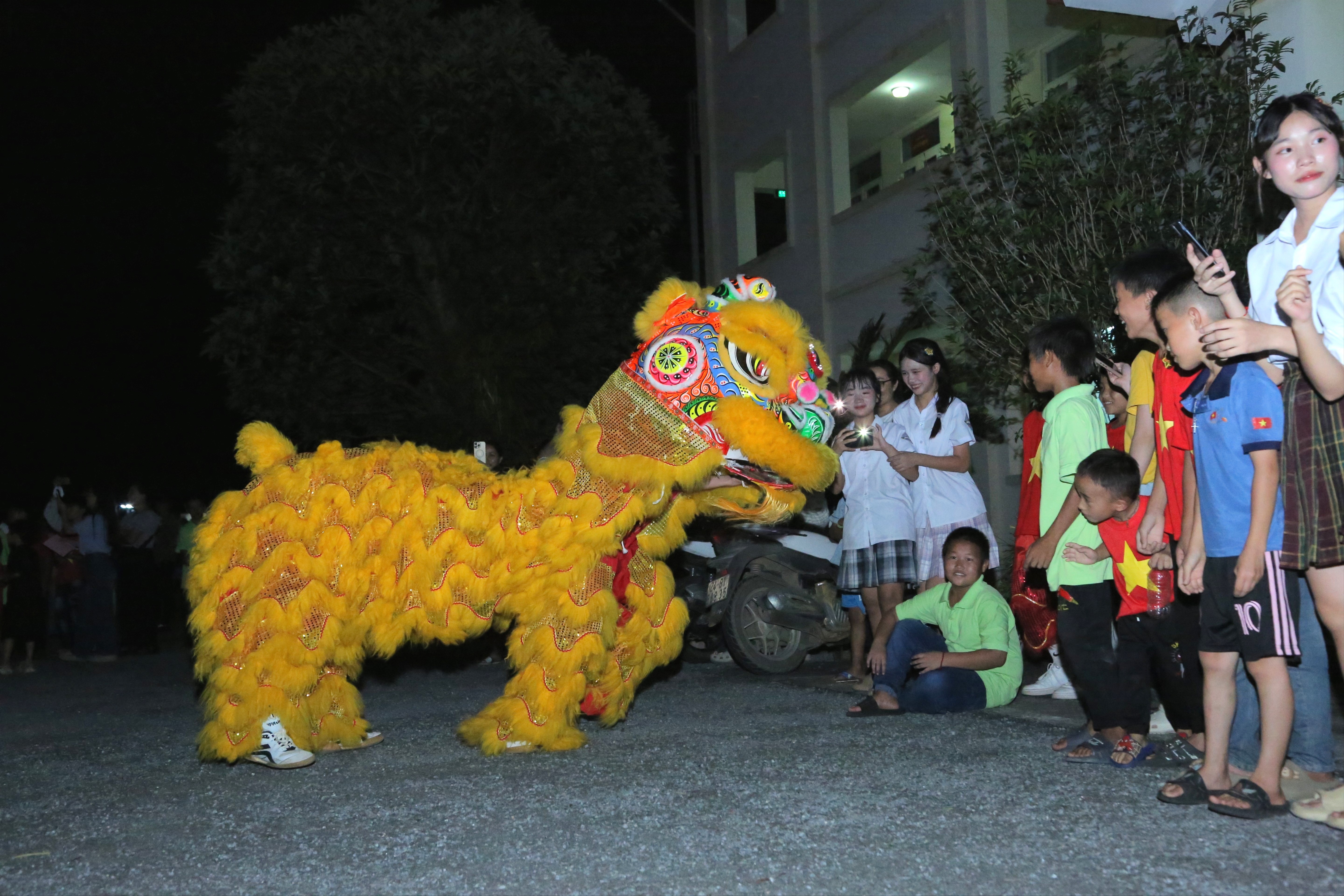 Các em tham gia rước đèn trung thu và thích thú khi được xem múa lân. cici4231-9234.jpg