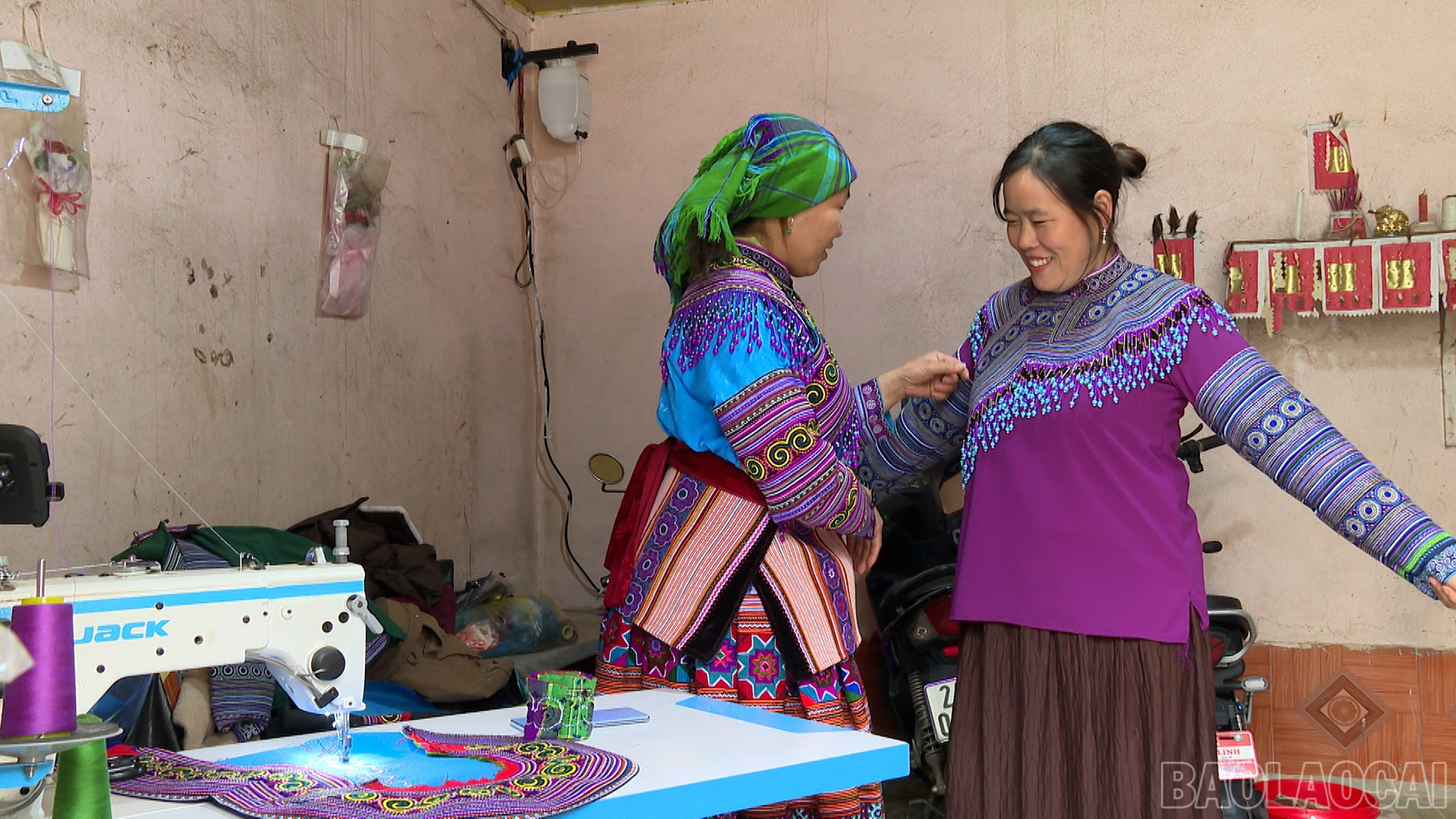 Chị Lừu Thị Sú hoàn thiện một chiếc áo Mông truyền thống mới.