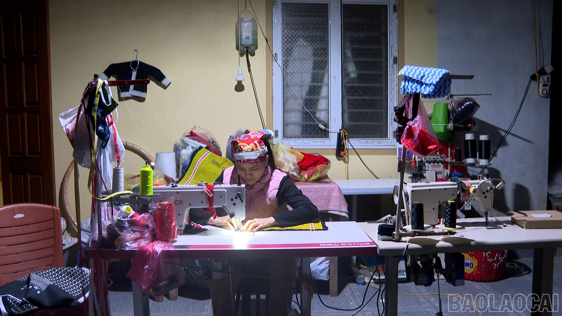 Chị Tẩn Mùi Nảy miệt mài may quần, áo mới cho khách.