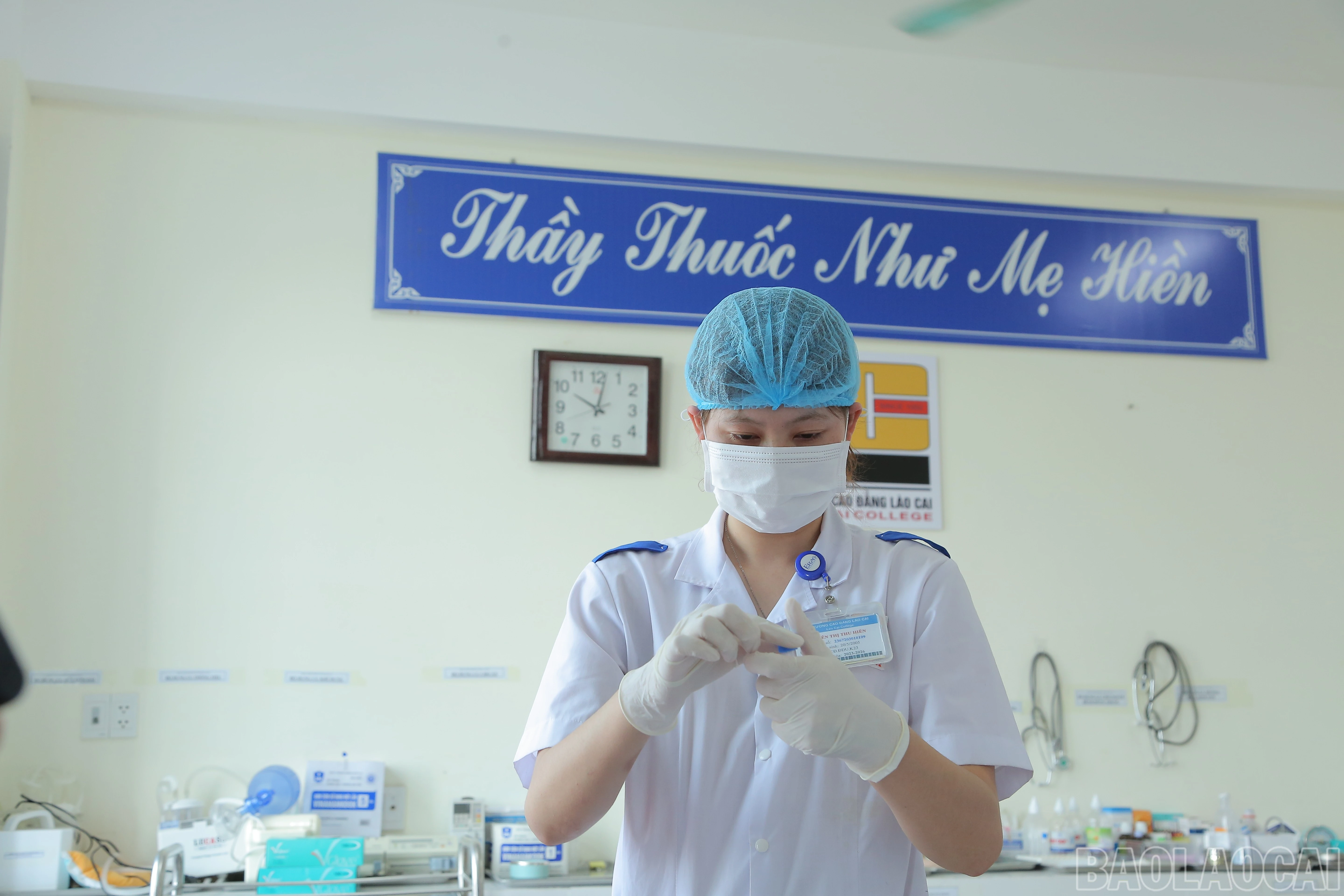 Thu Hiền luôn tích cực học tập, nghiên cứu chuyên môn.