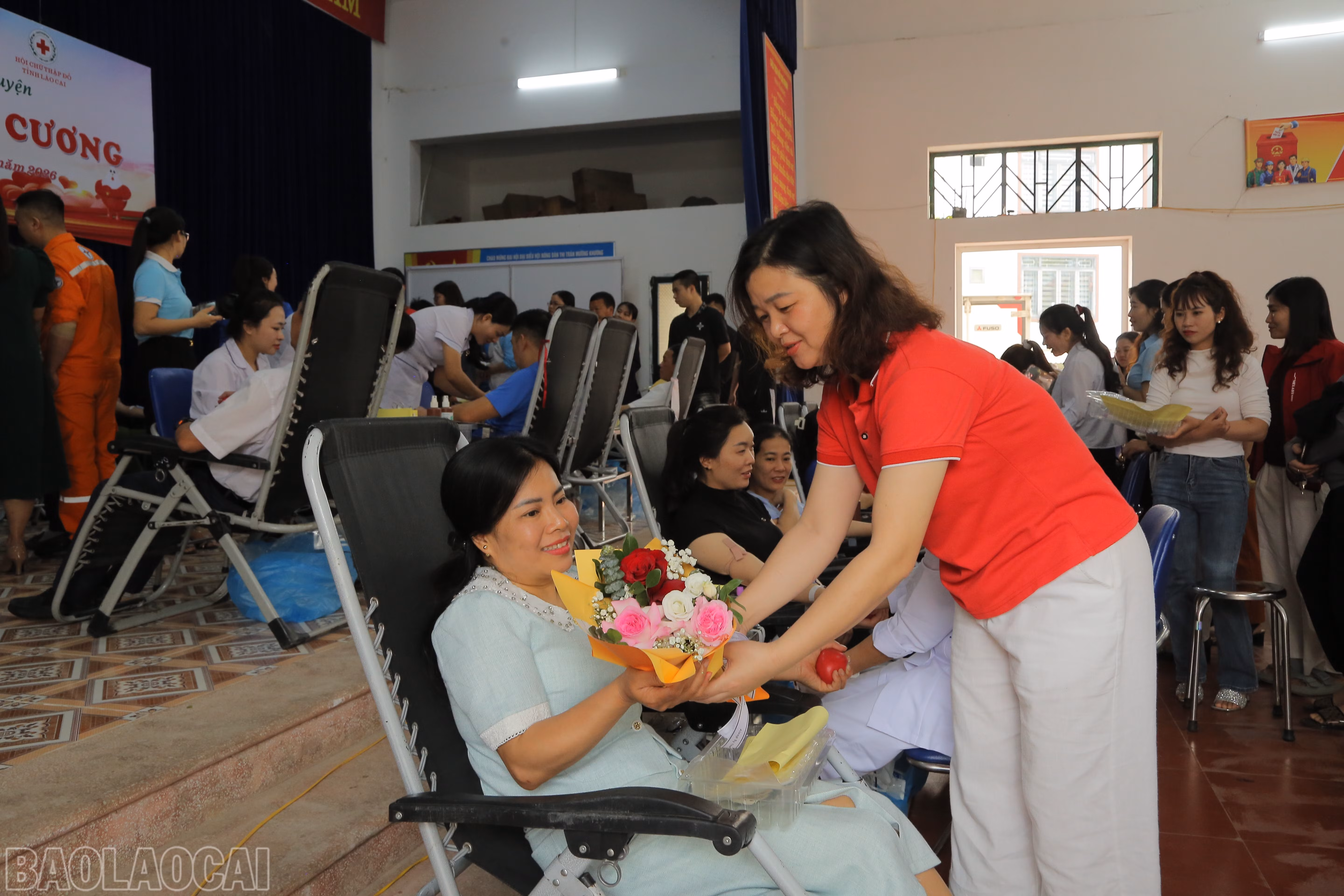 Tặng hoa tri ân tình nguyện viên.