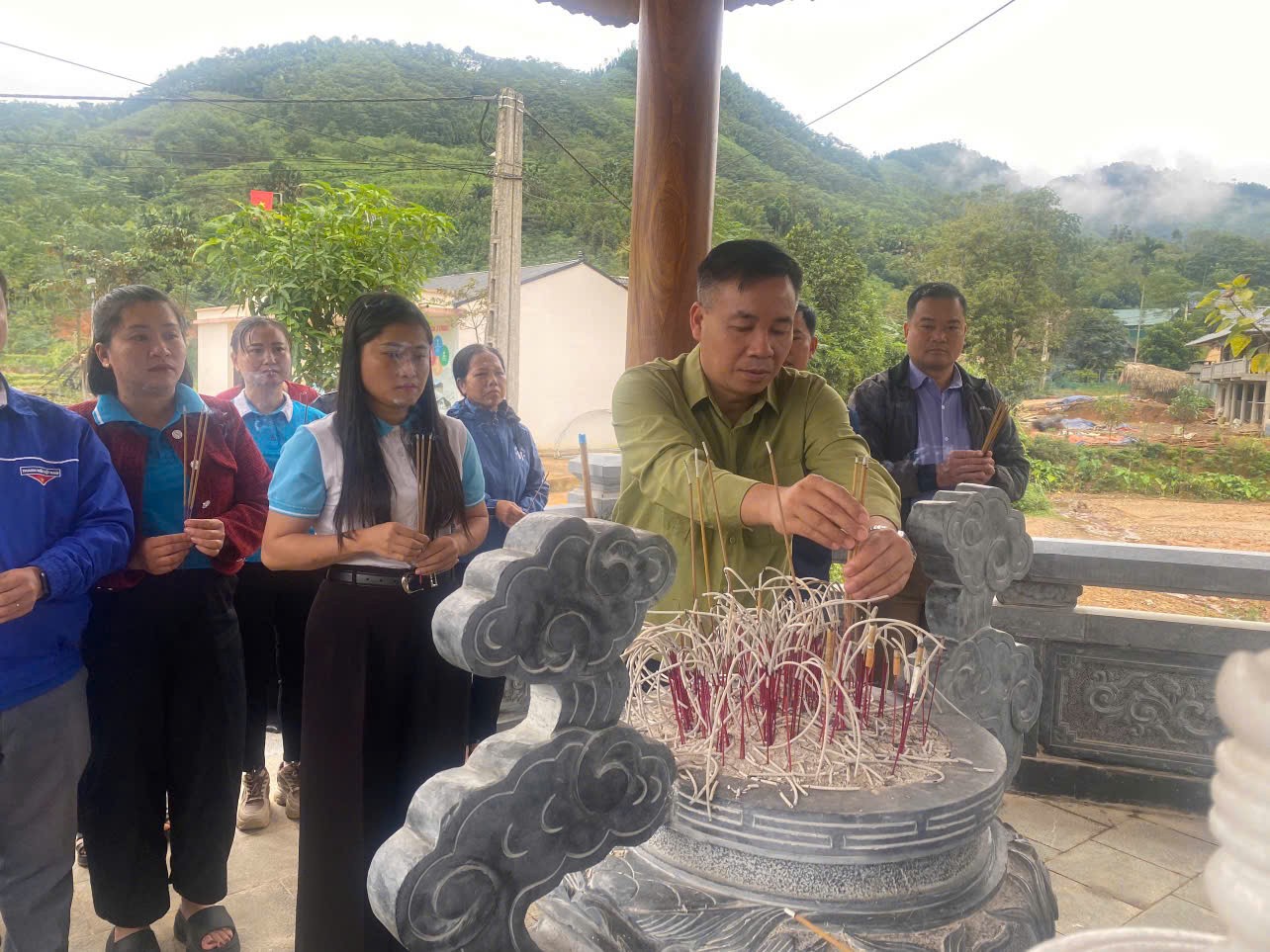 Đại biểu cùng cán bộ, hội viên phụ nữ xã Phúc Khánh dâng hương tưởng niệm - Ảnh: Hội LHPN xã Phúc Khánh