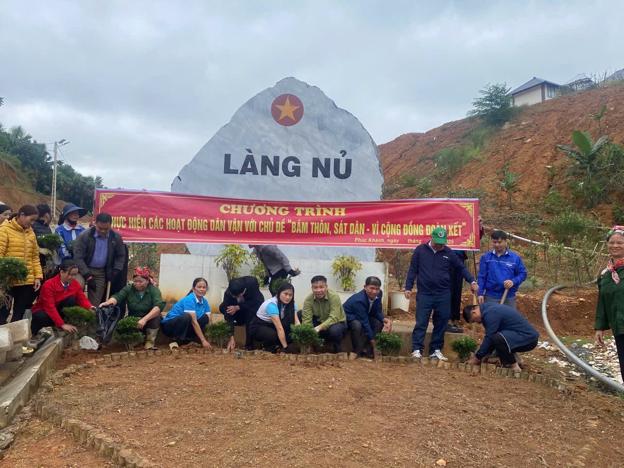 Cán bộ, hội viên phụ nữ tham gia trồng 1,3 km đường hoa tại thôn Làng Nủ - Ảnh: Hội LHPN xã Phúc Khánh